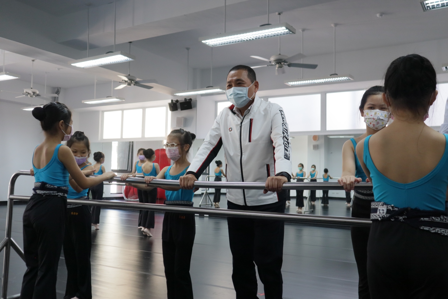 新埔國小綜合大樓附設舞蹈教室，新北市長侯友宜11日走訪新校舍並與舞蹈班學童練舞