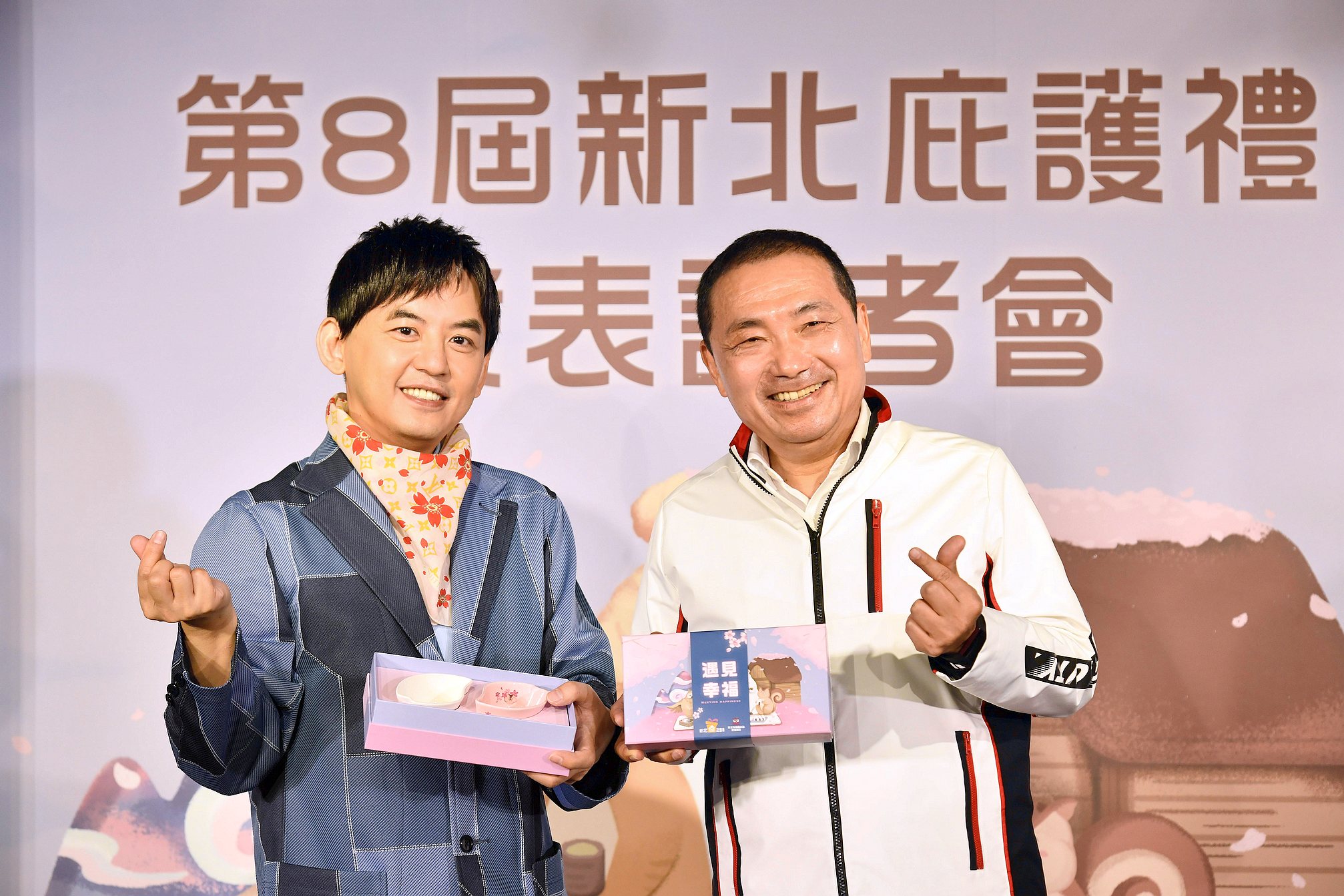 侯市長化身最強推銷員,攜手黃子佼推銷新北庇護櫻花陶瓷盤禮盒。