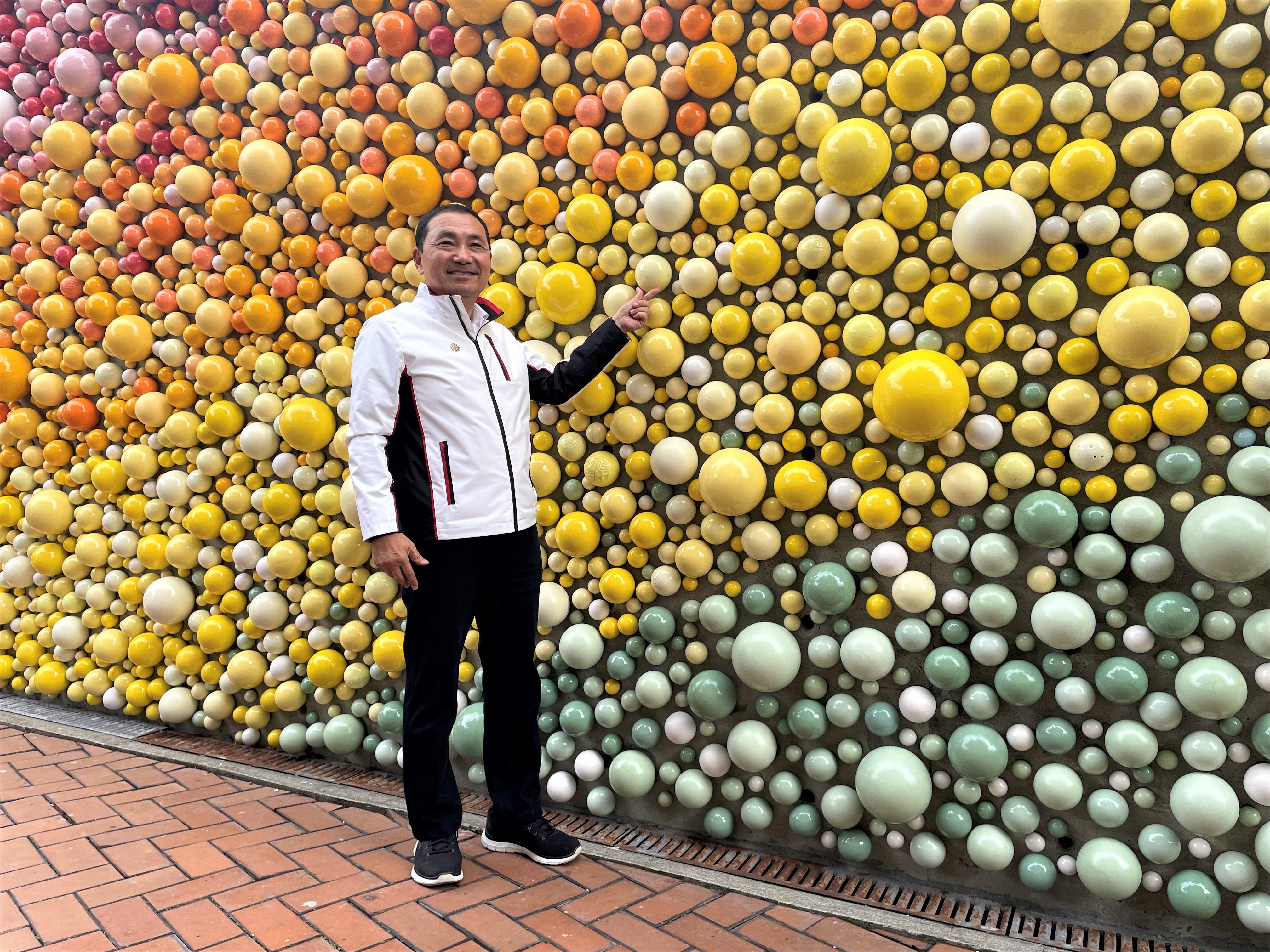二萬顆陶球打造的「許願糖果牆」，如彩虹般展現市民朋友的心願。