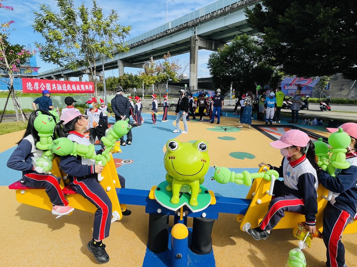 德厚公園青蛙造型為主題的共融遊具，歡迎市民朋友體驗遊玩.