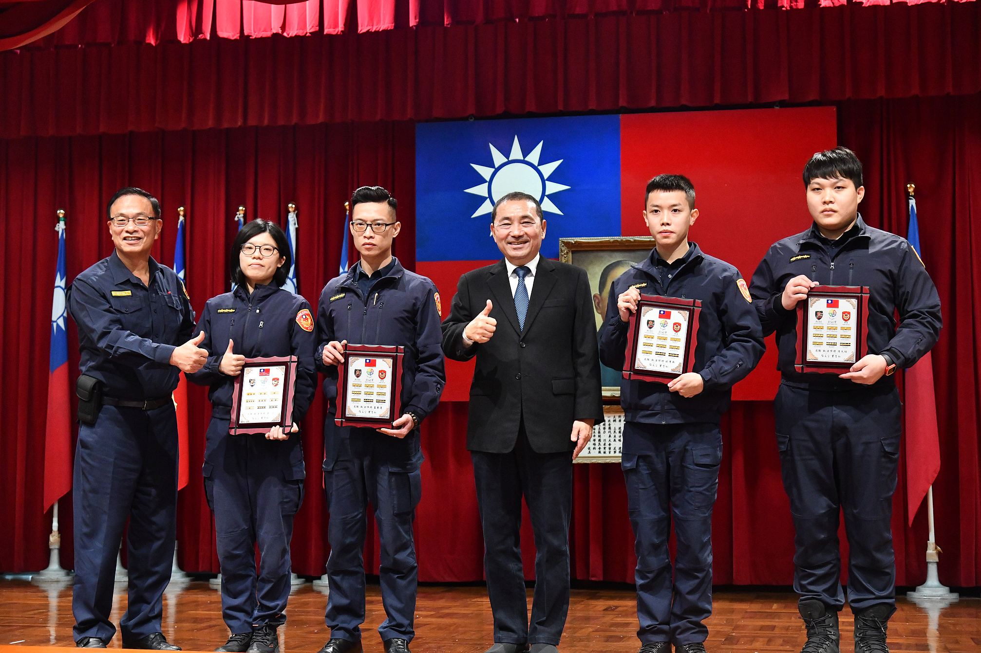 市長侯友宜頒獎許源、盧豐遠、林育新、馮天祐4名執法勇警,表揚其英勇強悍表現,足為警察楷模。