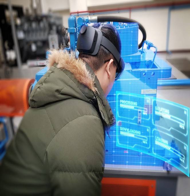 混合實境則以抽水站操作時，依照各項標準作業流程進行開發，人員在訓練時，利用3D透視眼鏡，研發出「虛擬教官」角色與現場機組做實物串聯