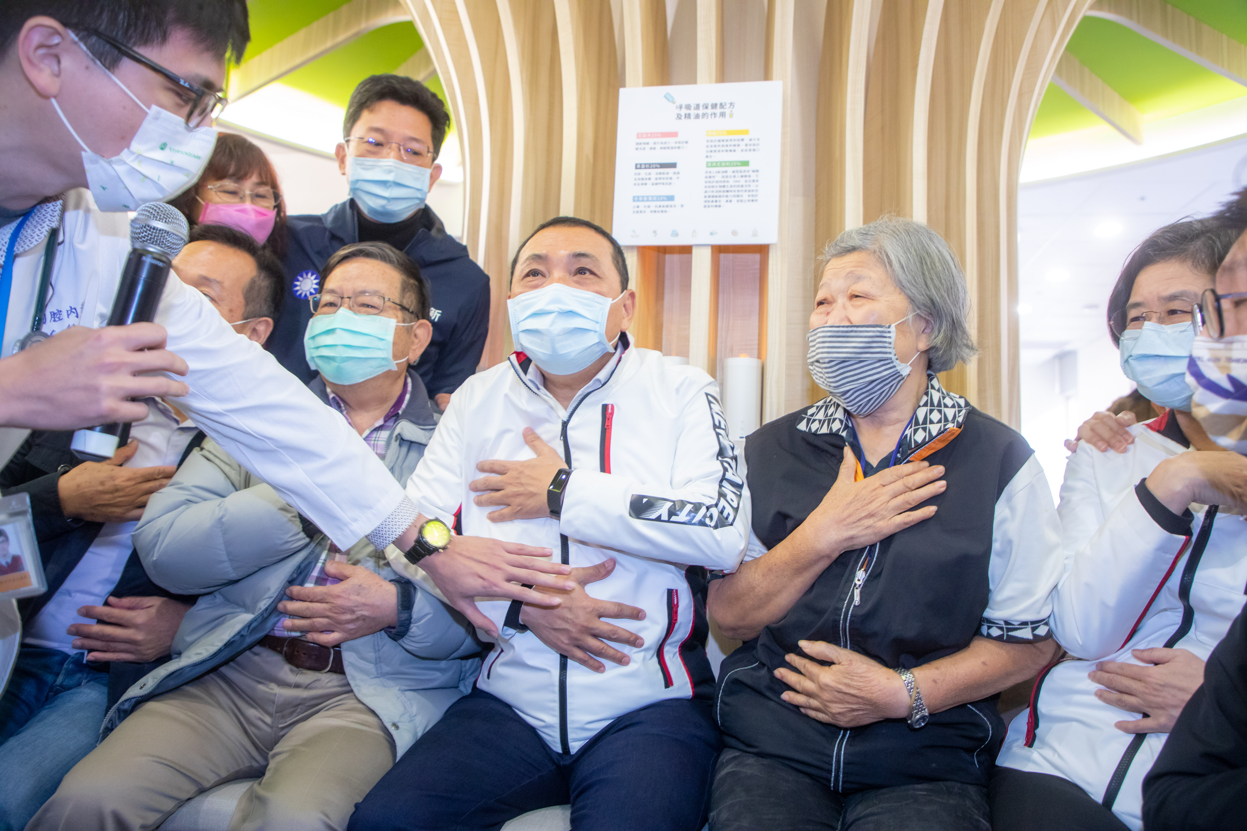 侯友宜市長參觀托老中心體驗芳療呼吸法調整呼吸