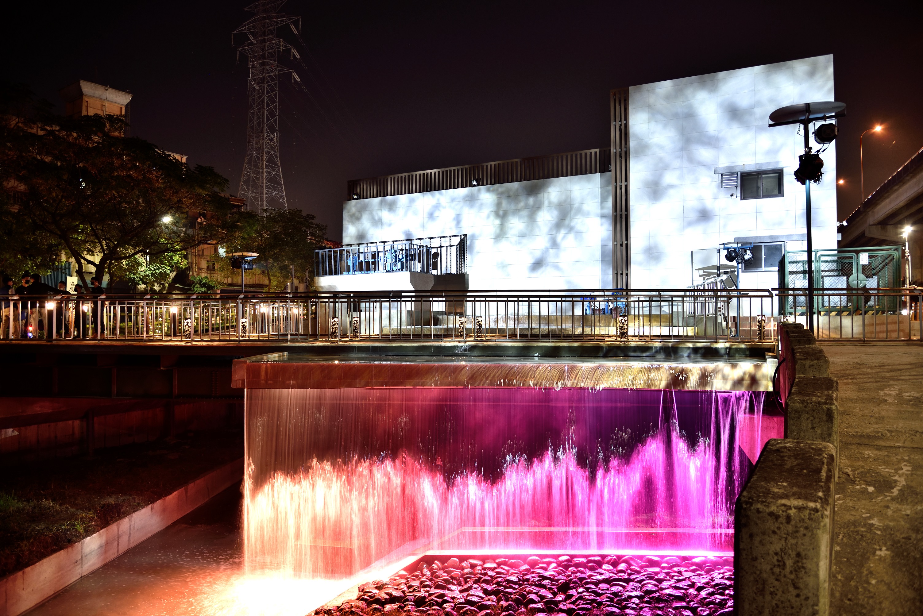 水紋燈及染燈暈染下，建築外觀呈現絢麗多彩的水波紋牆，波光粼粼宛如傾瀉而下彩虹瀑布