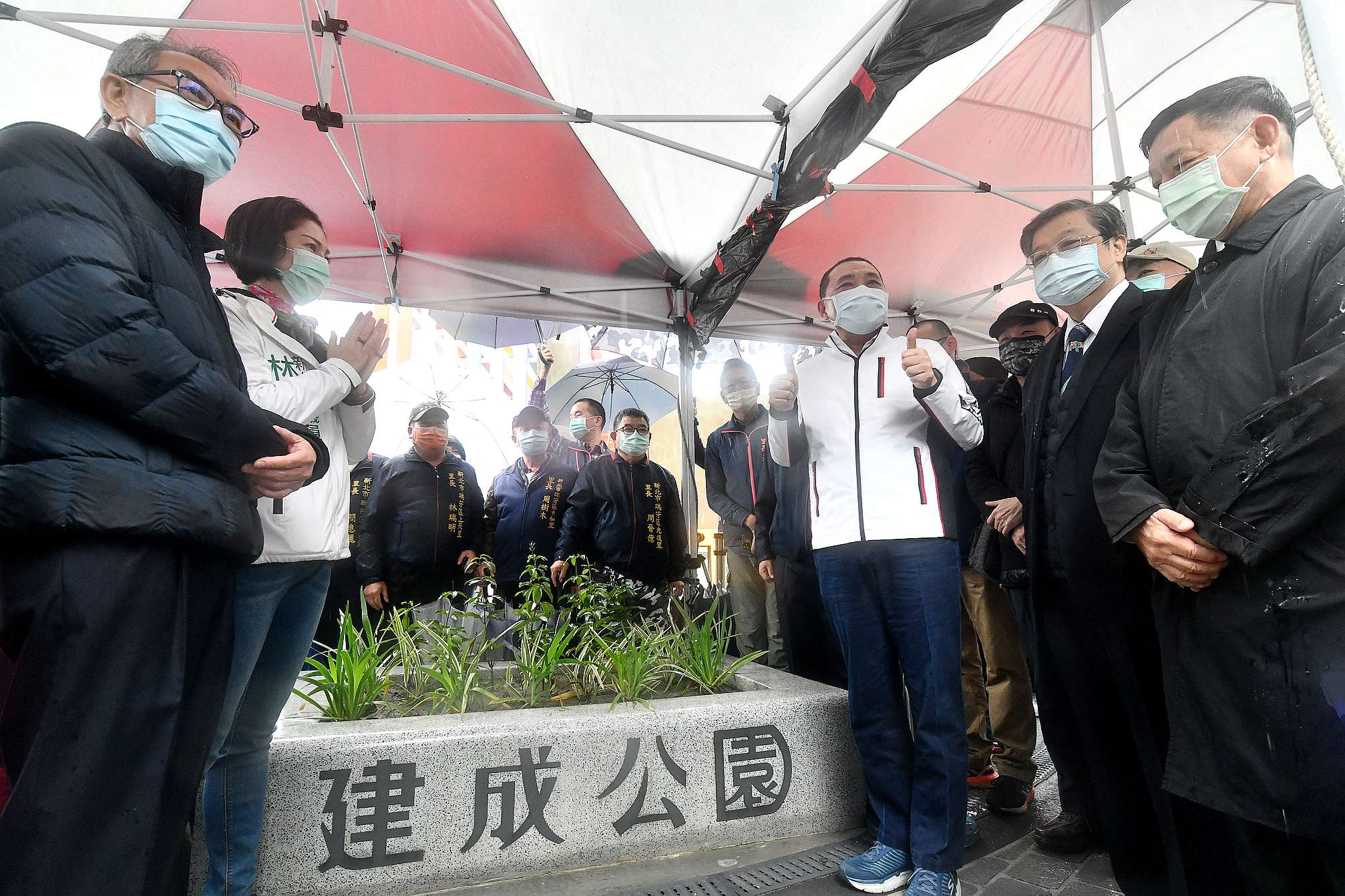 侯友宜主持建成公園揭牌儀式