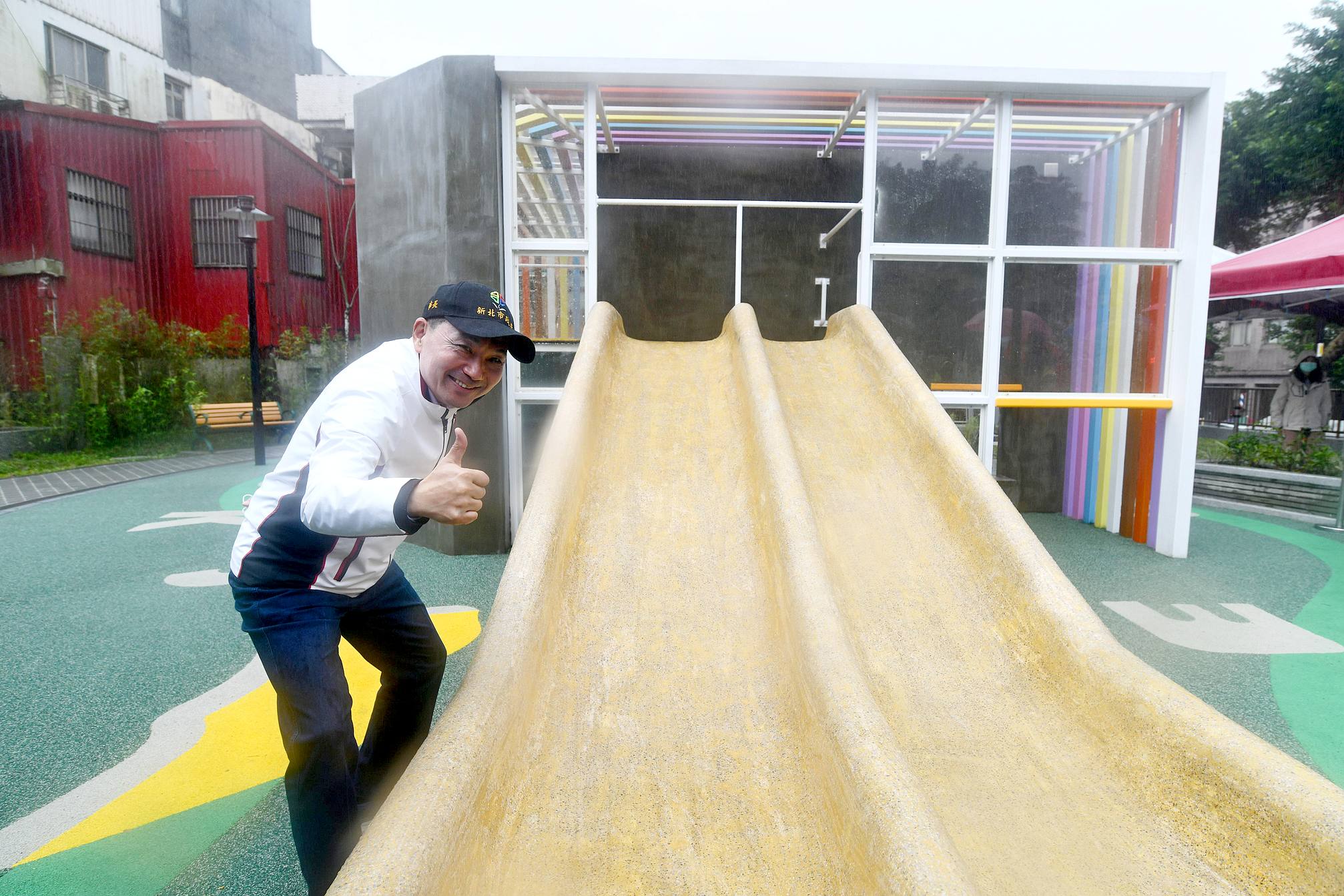 翻頁造型的書本特色遊具,結合雙向攀爬遊具通道及雙滑梯設施