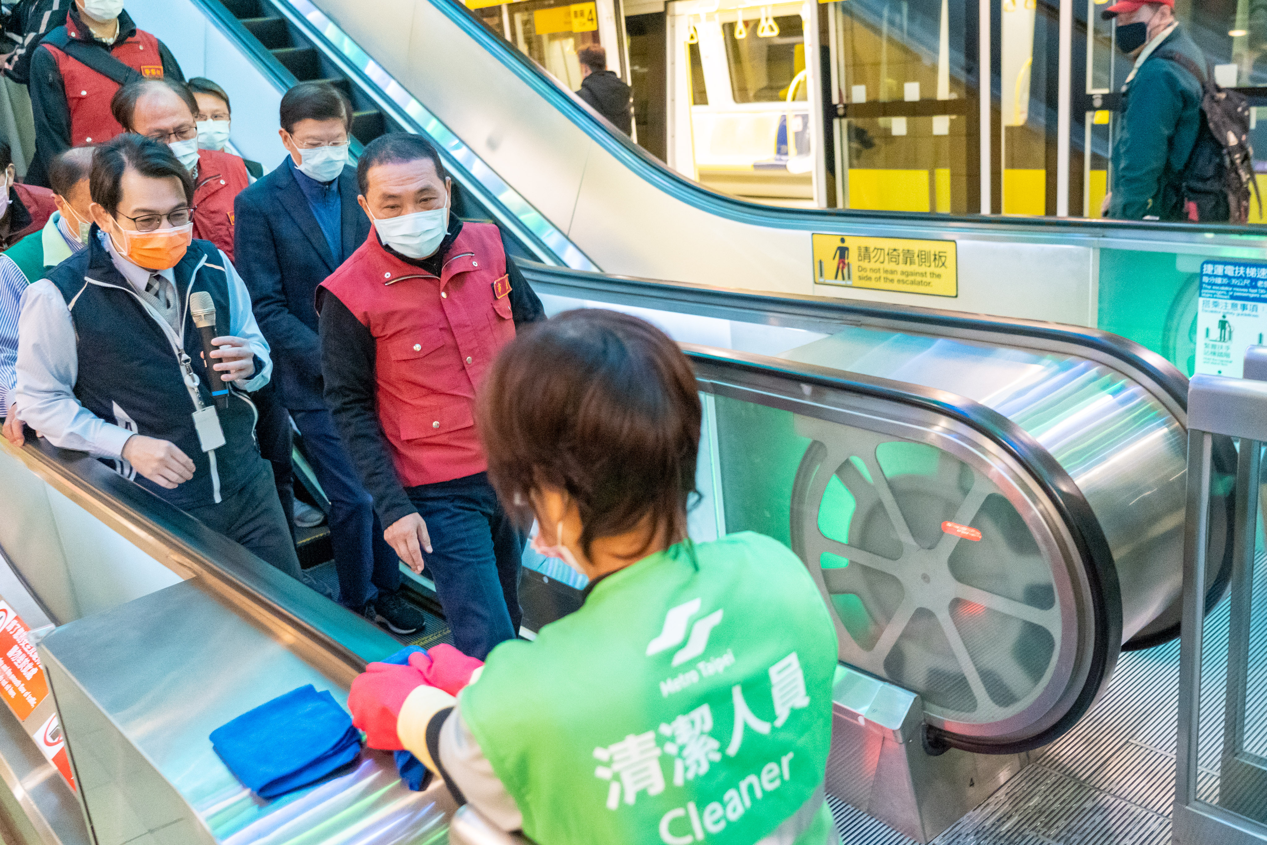 新北捷運特別針對與旅客接觸最密切的車廂、電扶梯、加值機、驗票閘門及廁所加強清消。