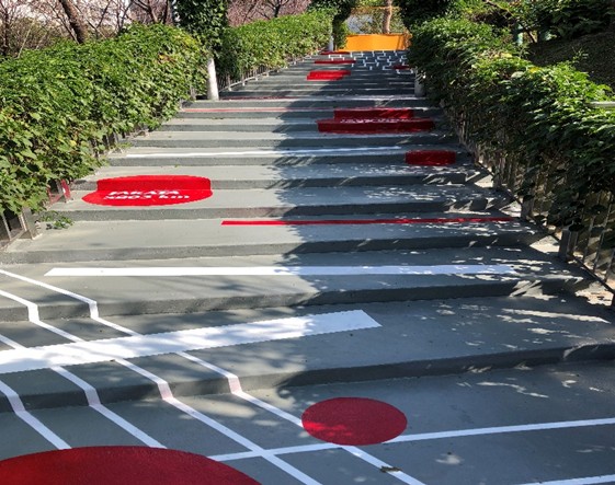步道彩繪以充滿當代感的藝術手法，用白與灰襯托出鶯歌區代表色－「鶯歌紅」，連結在地與世界的距離
