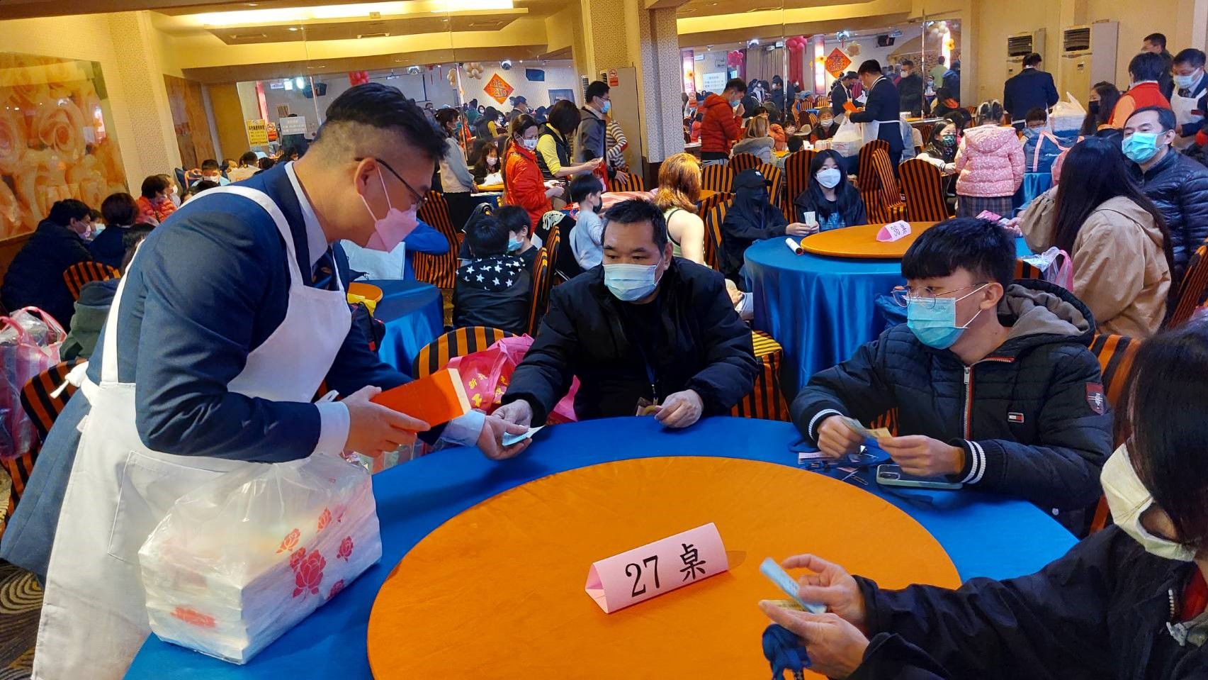 長海國際同濟會暨北二區各分會幹部幫忙致贈春節紅包及餐盒給參加的弱勢家戶