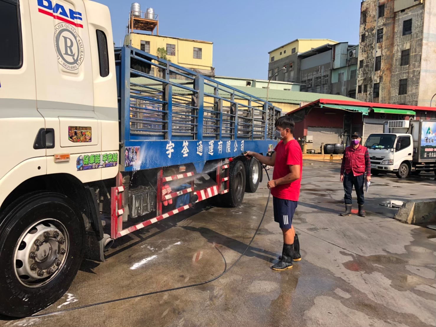 動保處防疫人員督導肉品市場運豬車司機落實清潔消毒工作。