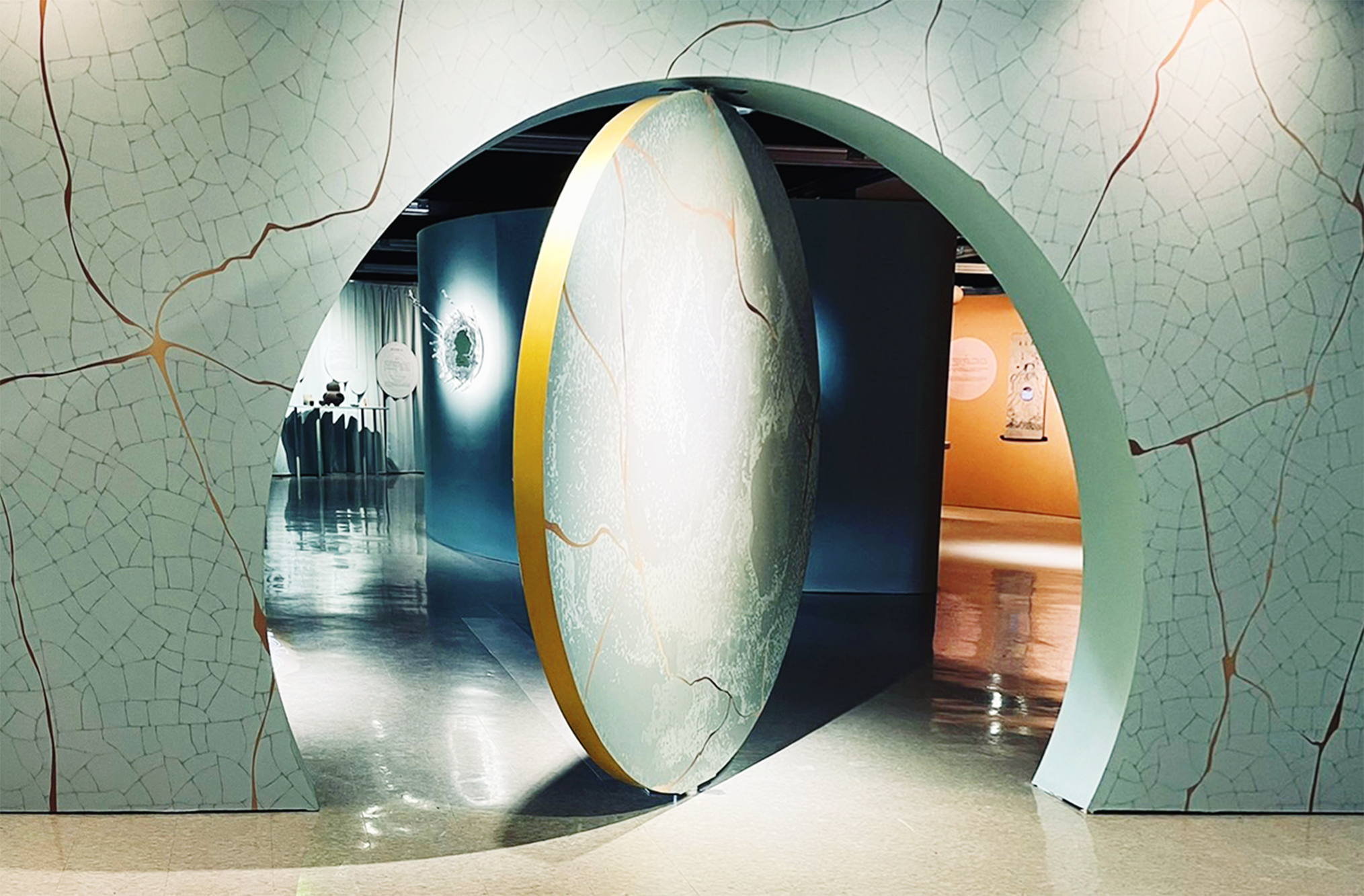 新北市坪林茶業博物館「津甘馧」特展，精心打造象徵地球的旋轉門，用手推動方能進入展場