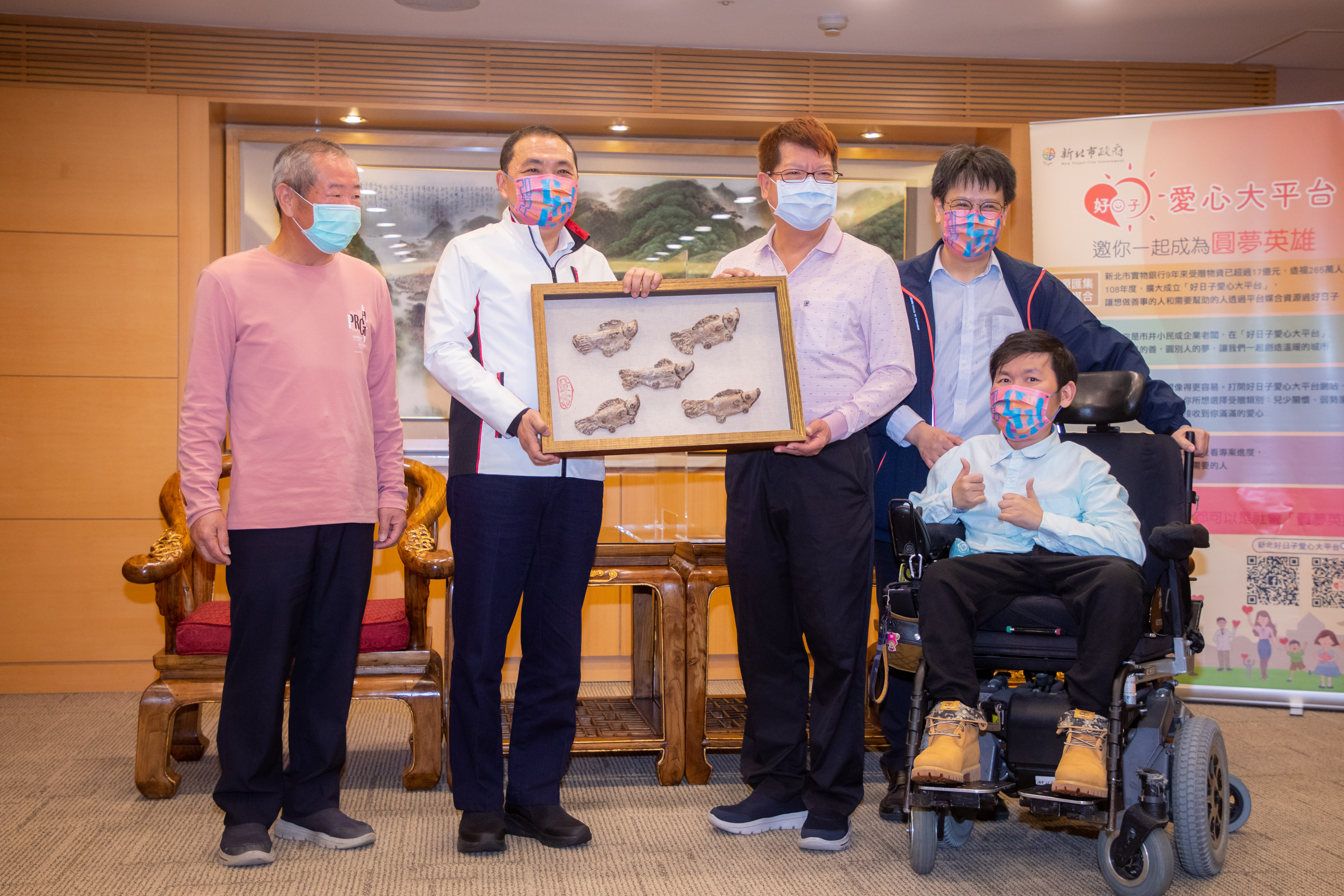 李福田、李建福先生捐贈中型復康巴士,八里療養院回贈陶藝品表達感謝之意。