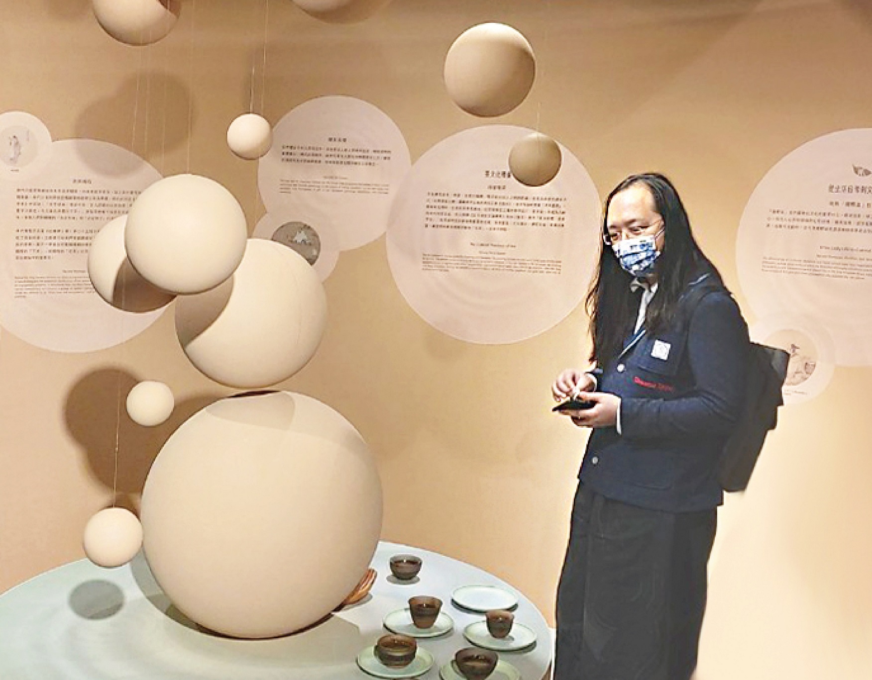 唐鳳政務委員參觀茶博館「津甘馧」特展，感受被正能量增幅的療癒力