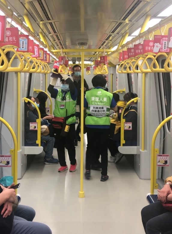 新北環狀線車廂內的拉環消毒