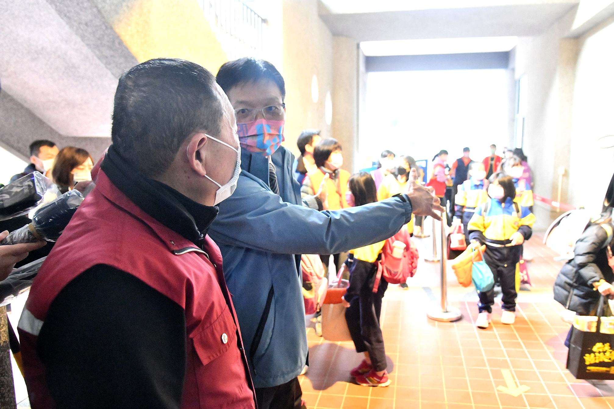 市長侯友宜一早到板橋區中山國小迎接學生開學。