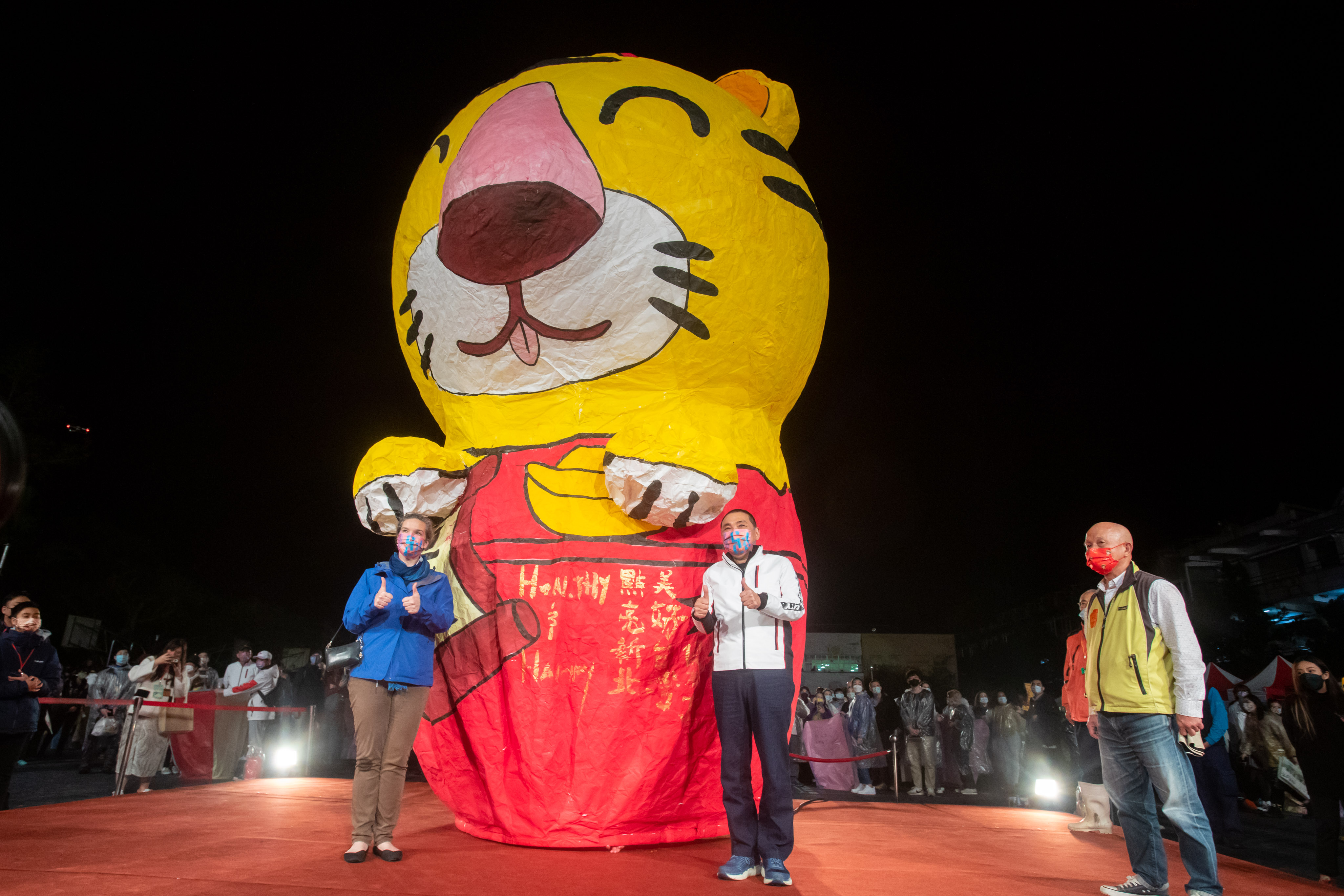 侯友宜市長與AIT處長孫曉雅共同施放全場最大的20呎福「虎」主燈