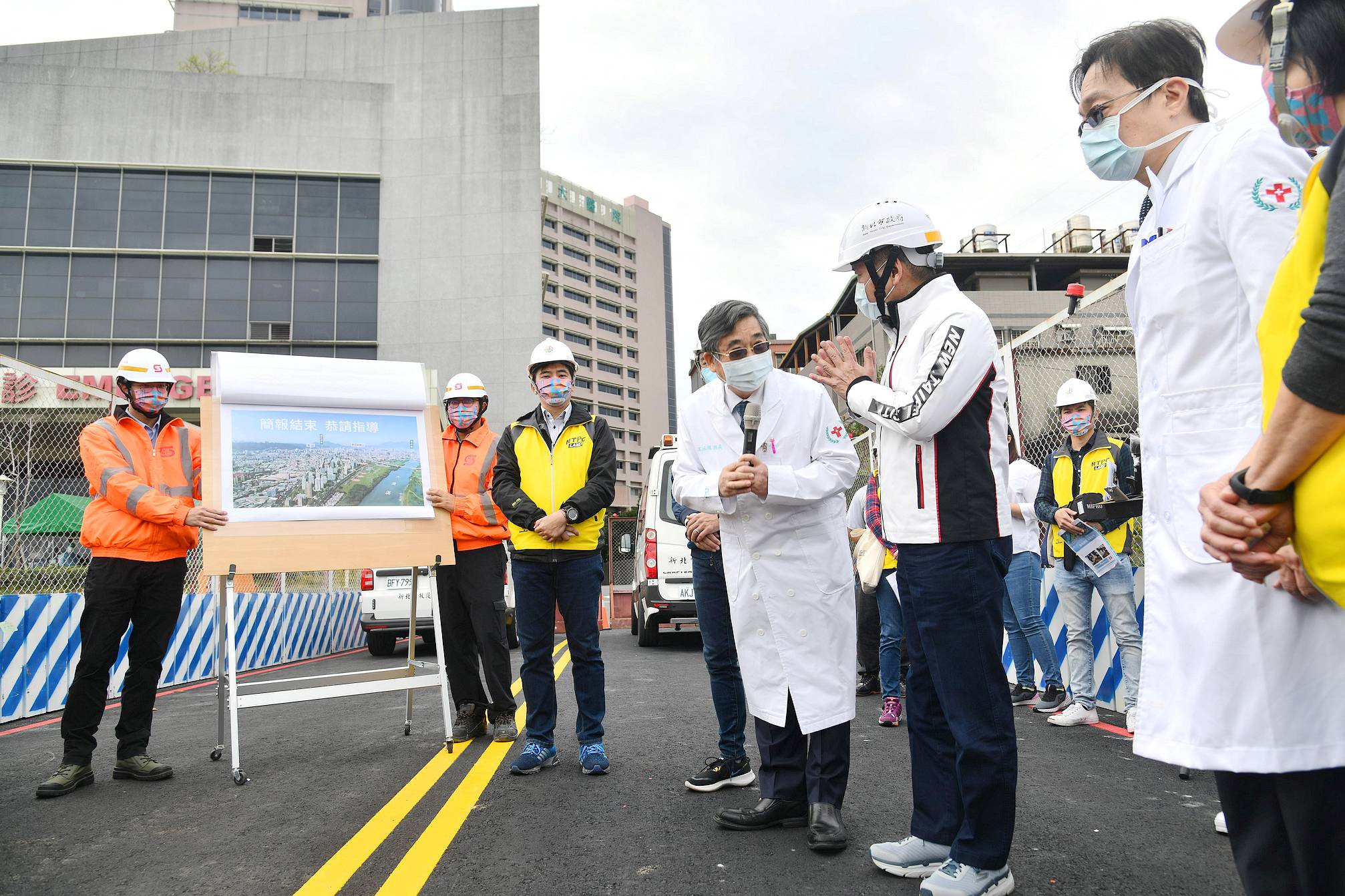 新北市長侯友宜金(13)日前往輔大醫院視察急診室專用便道。