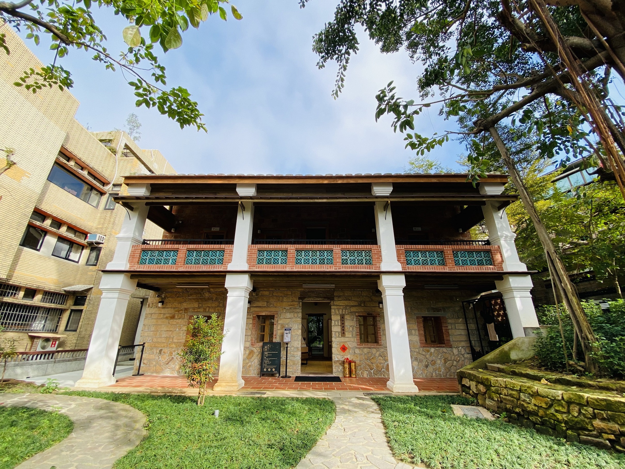 淡水木下靜涯舊居住著戴著粉紅色太陽眼鏡的高帥男,還有很多有趣故事都收錄在新北唯一古蹟Podcast「淡博名利」。