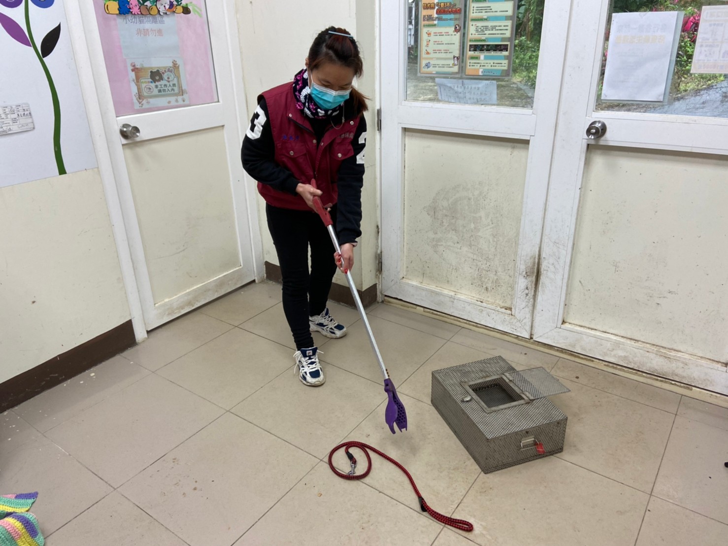 動保員演練蛇籠、蛇鋏的使用。