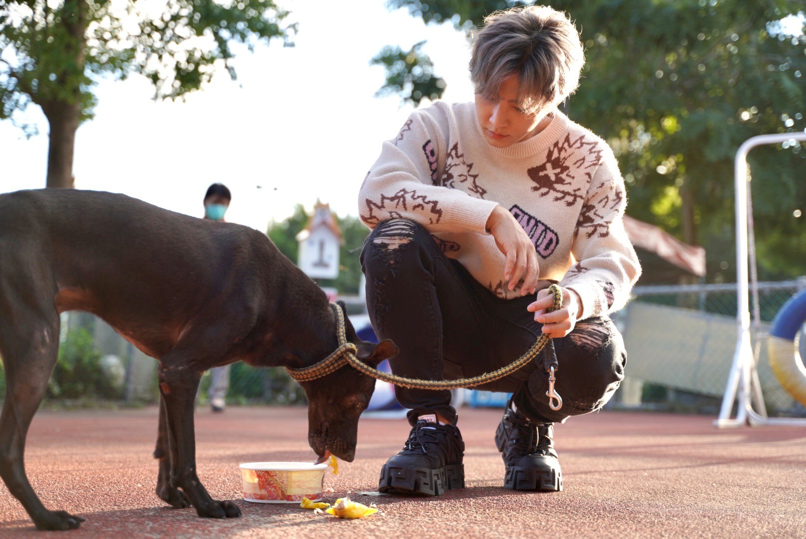 炎亞綸展示犬隻出入公共場所時要牽著他們。