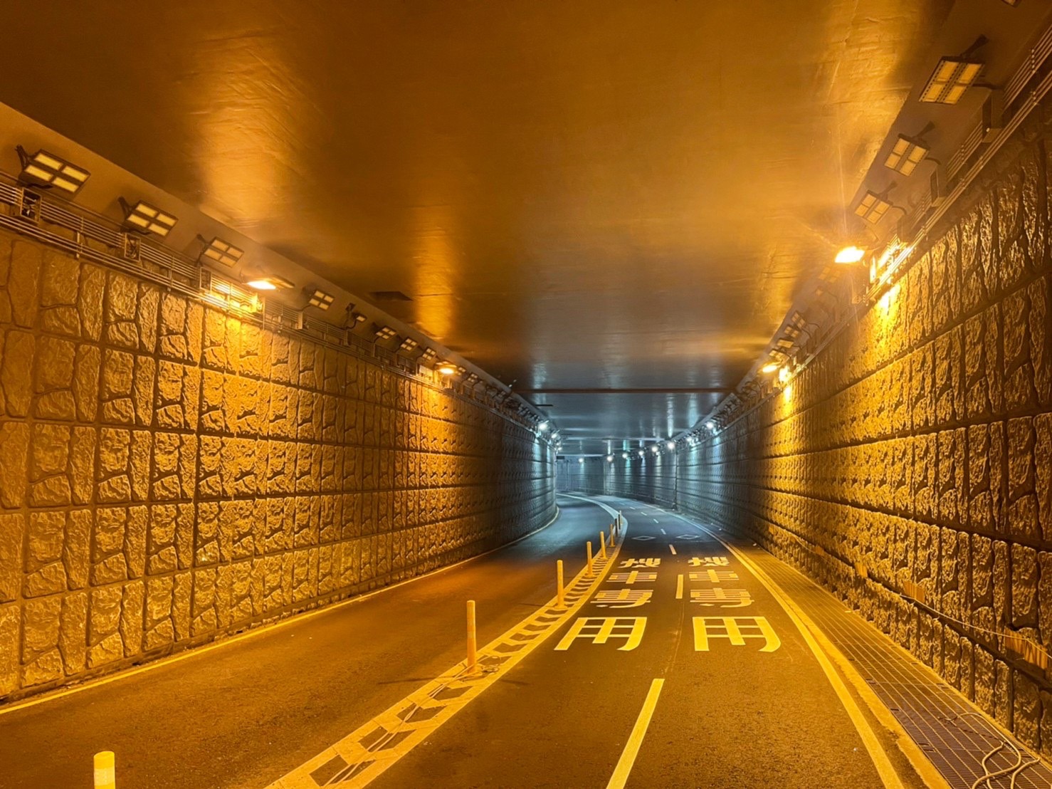 中和區新北環快穿越秀朗橋車行地下道照明改善前照片