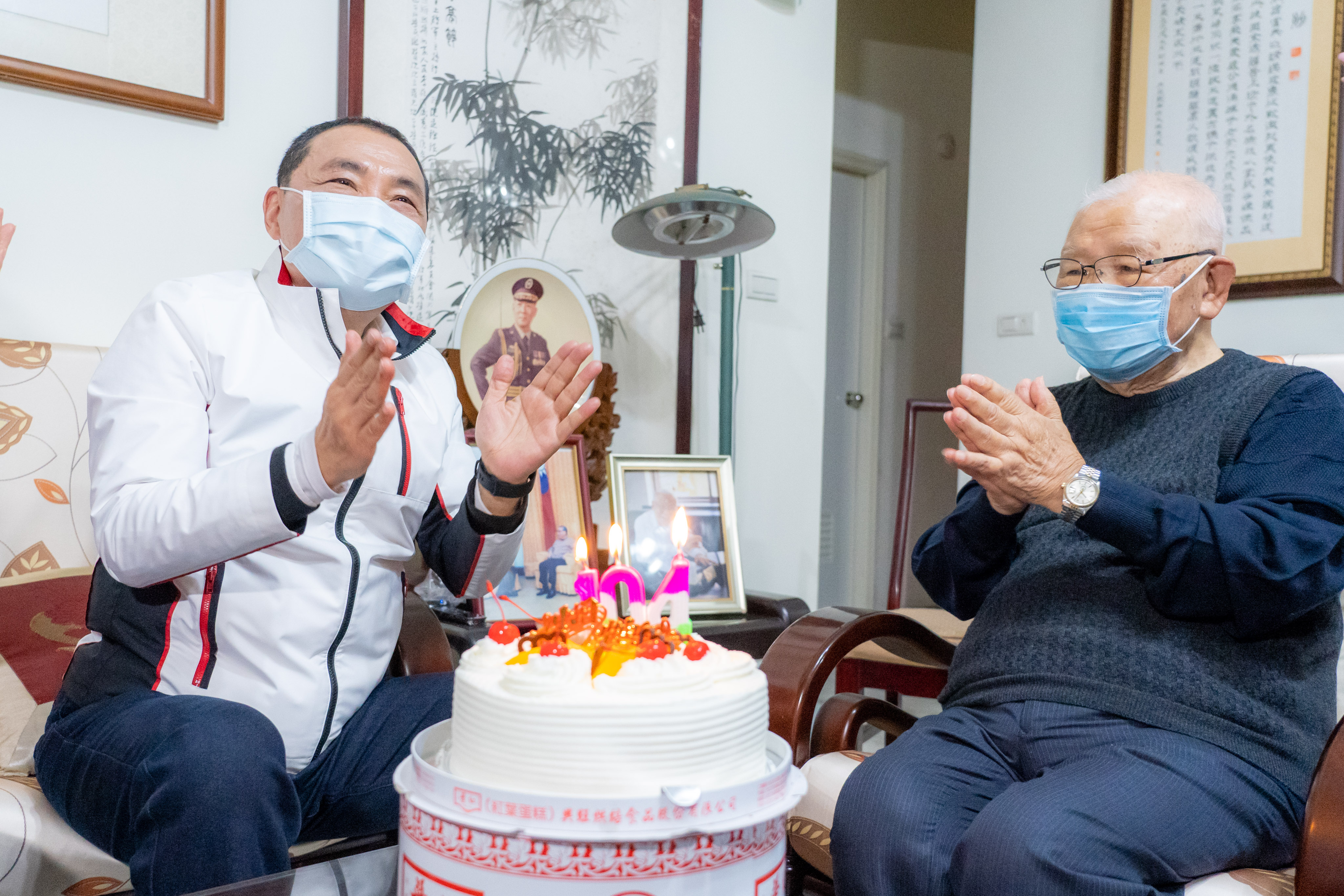 侯友宜市長拜會百歲人瑞許歷農將軍,致贈賀禮為將軍祝壽