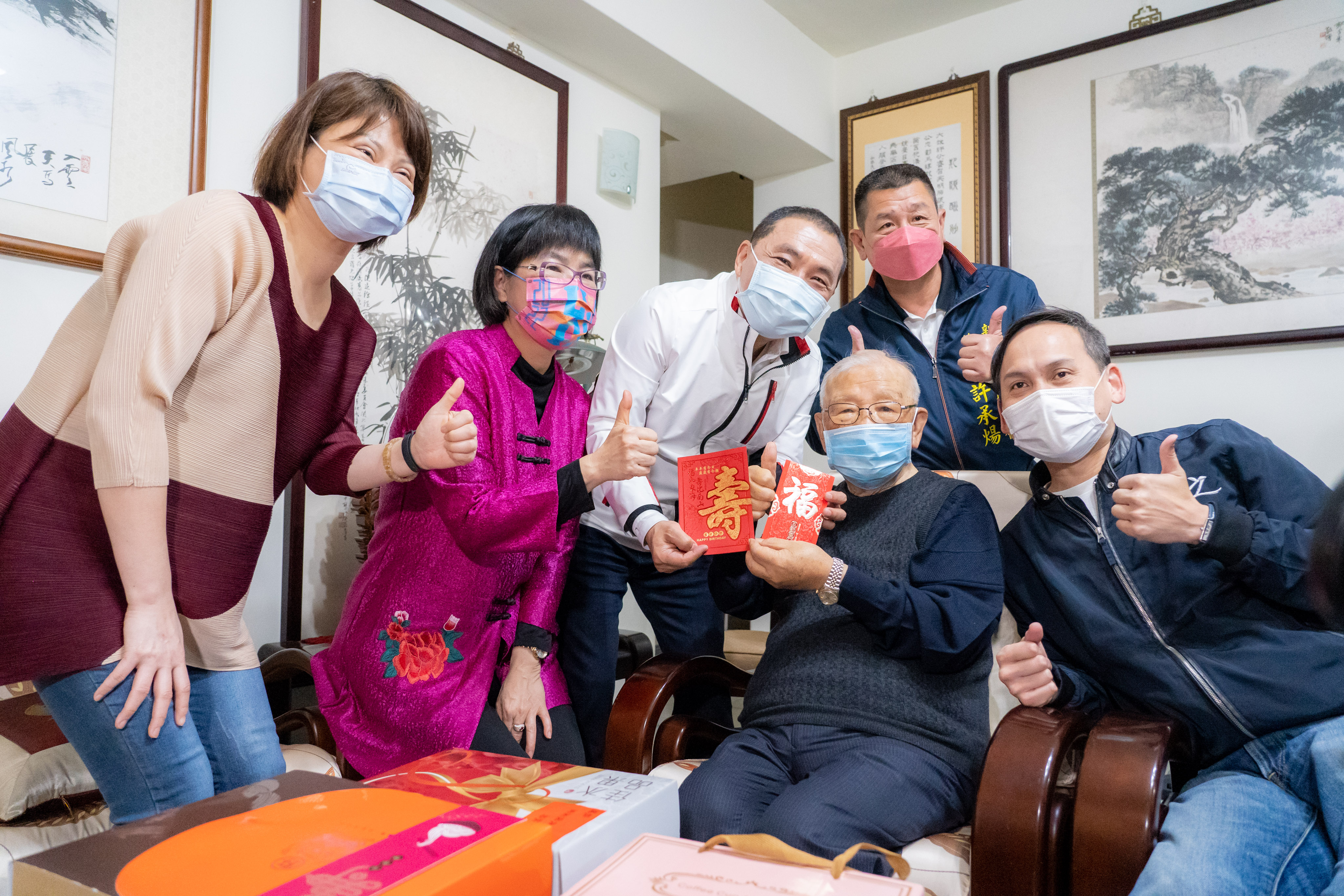 侯友宜市長關懷百歲人瑞許歷農將軍