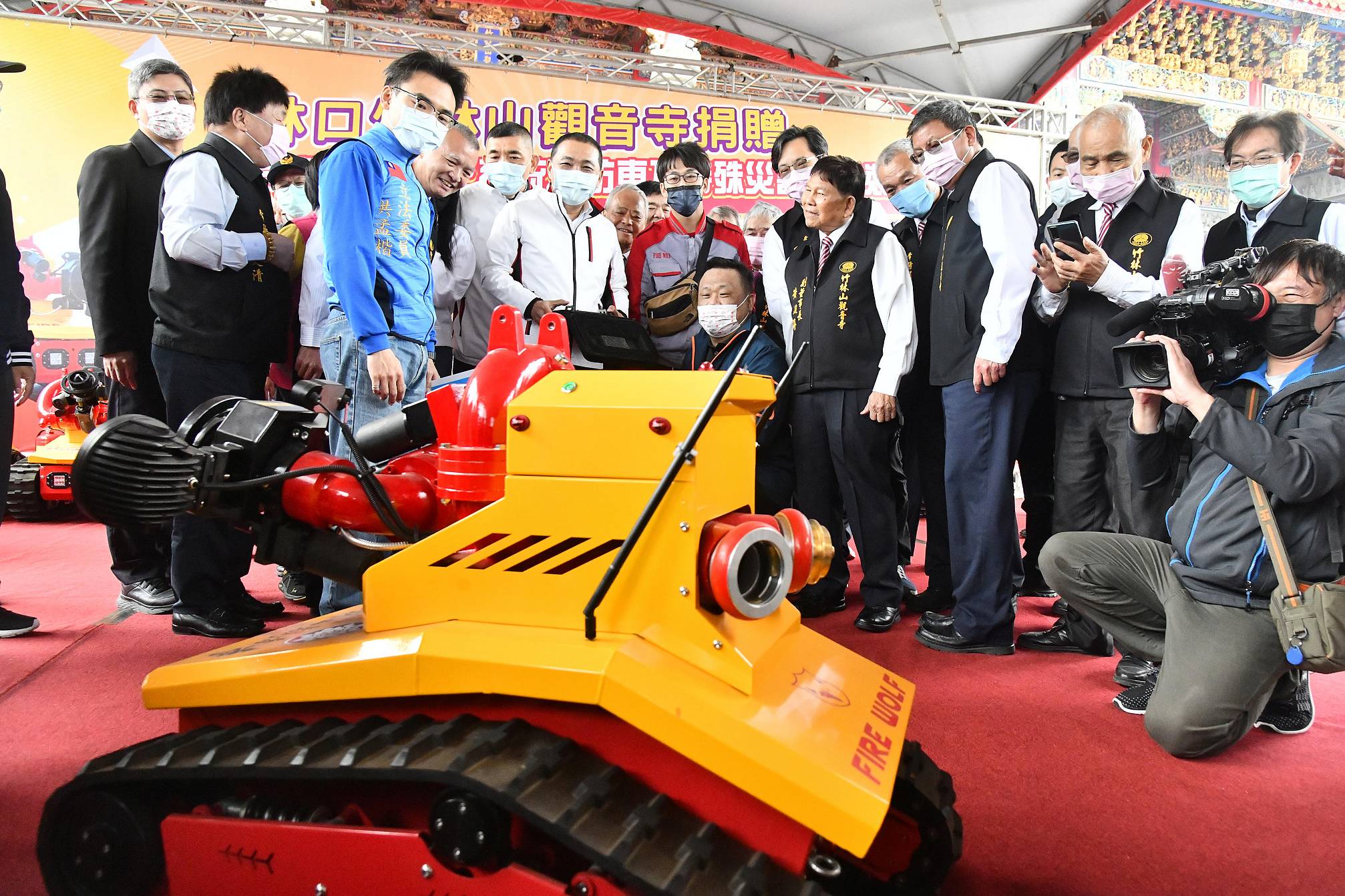 侯友宜市長體驗操作消防機器人。