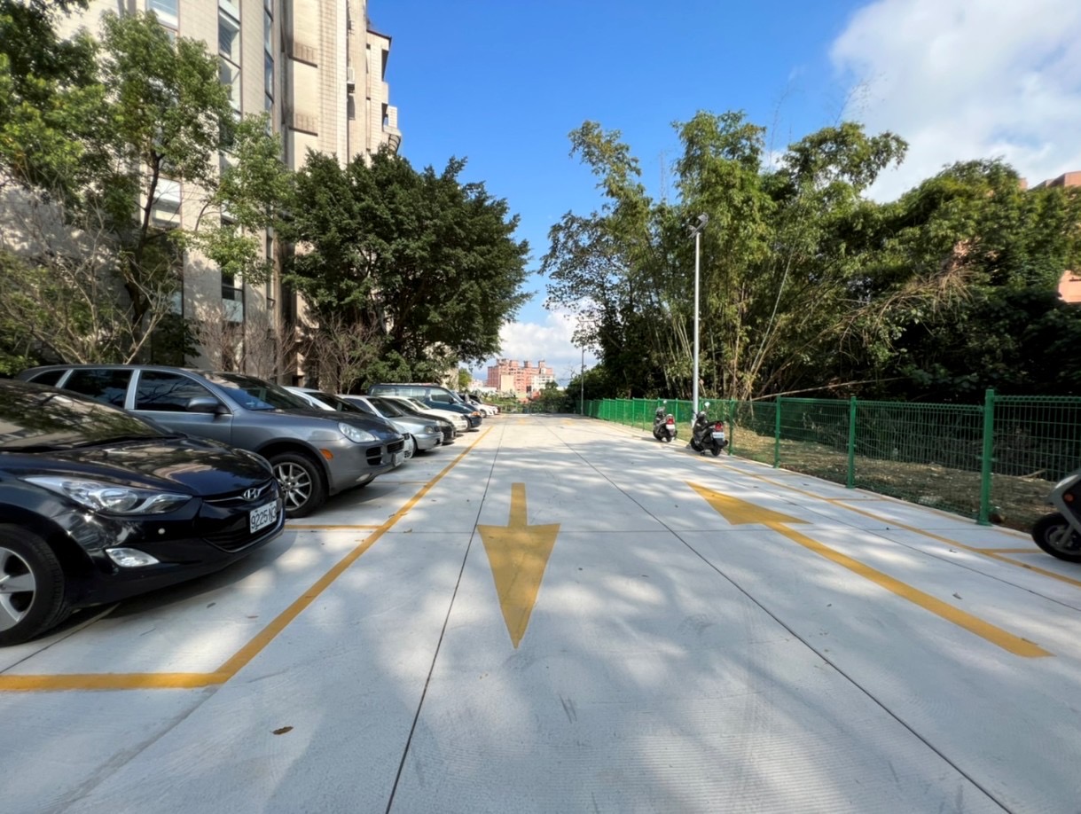 養工處透過「新北美樂地」專案,成功將五股區水碓三路上的一處閒置市有土地打造為約0.2公頃的停車場空間,此為改造後