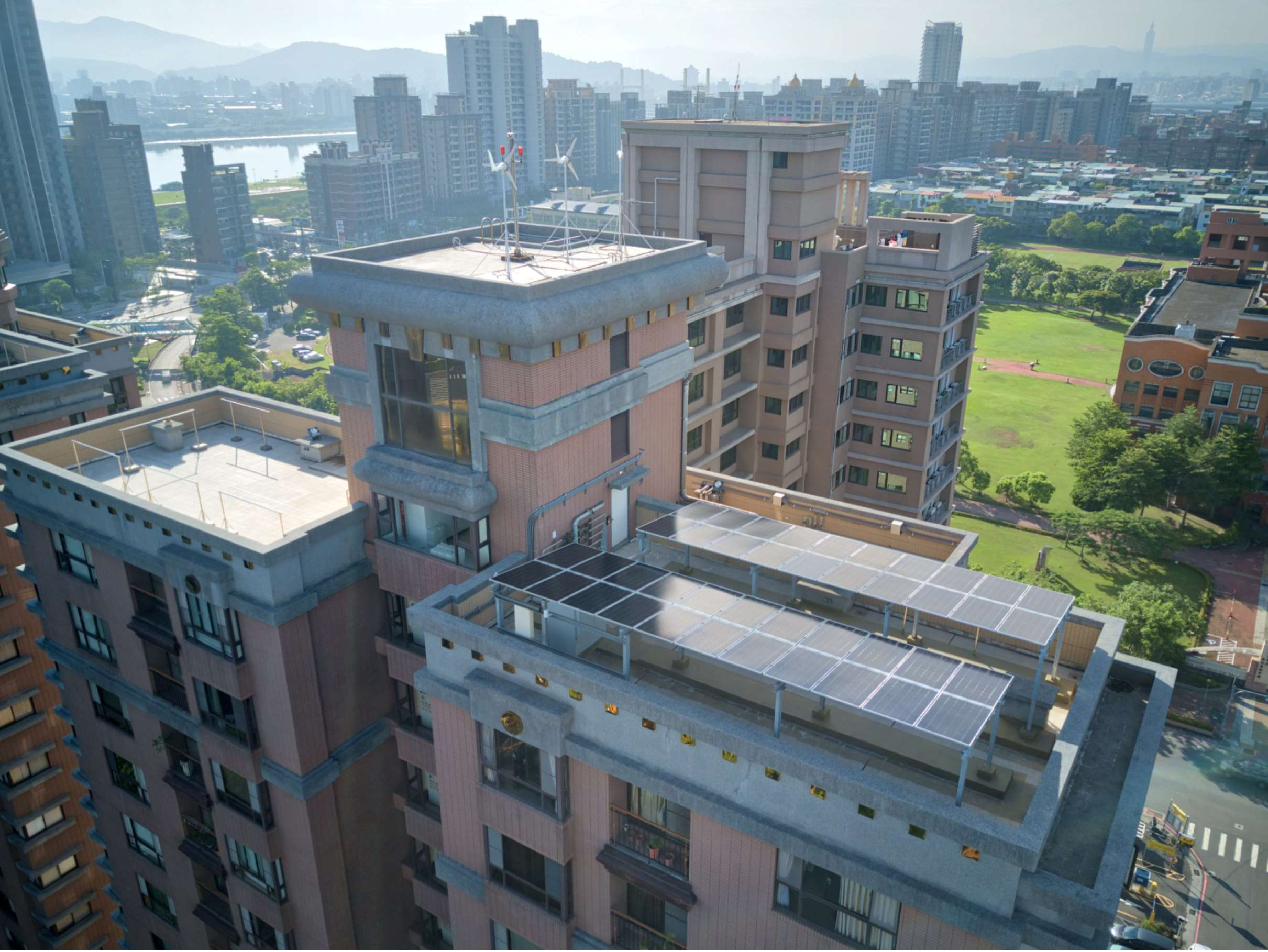 峰景翠峰社區，建置12.6kW太陽能光電系統，供社區尖峰用電時段使用.jpg