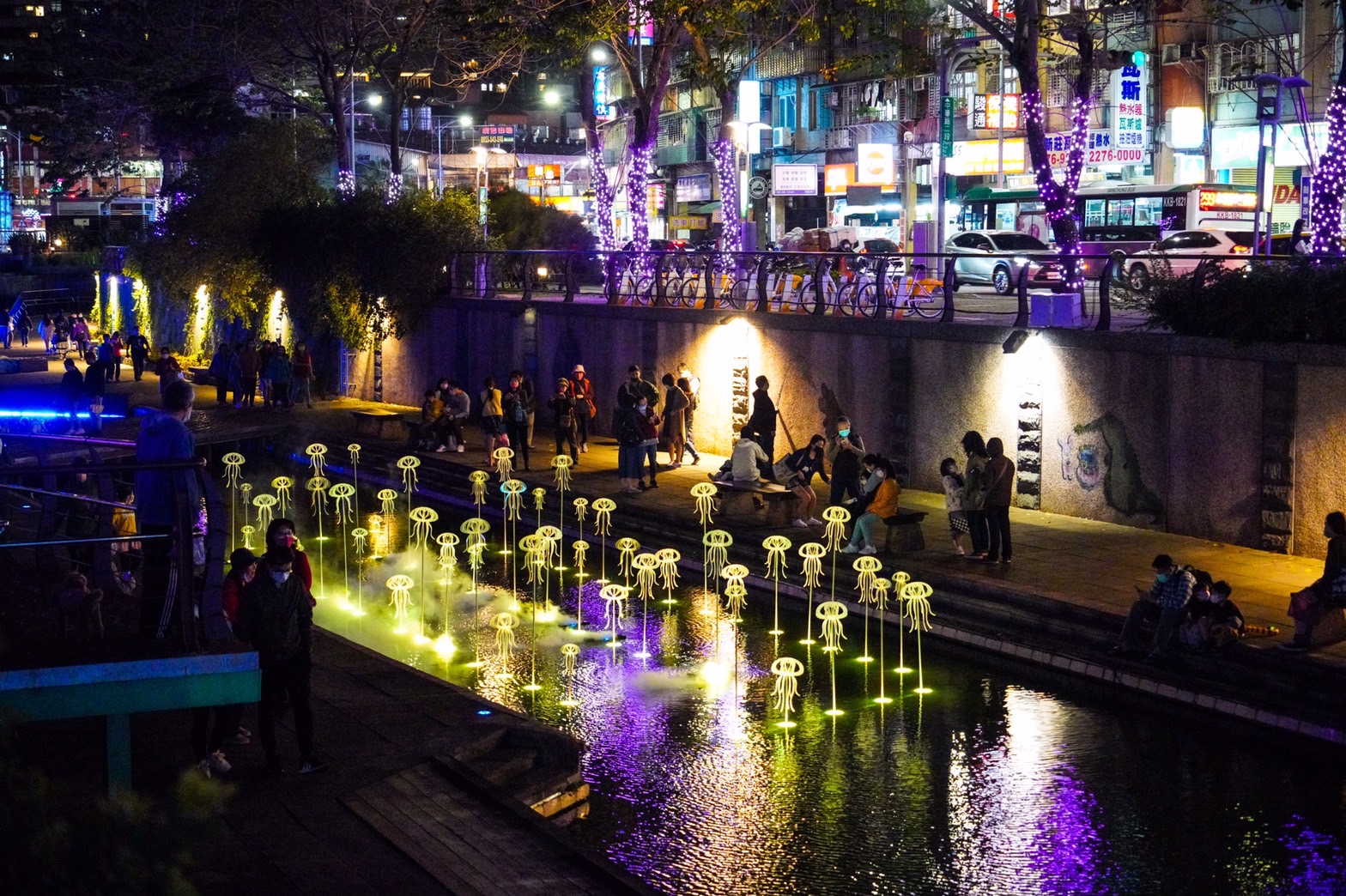 「鯨彩中港」光雕展期自111年2月11日以來,已吸引數十萬參觀人次到訪