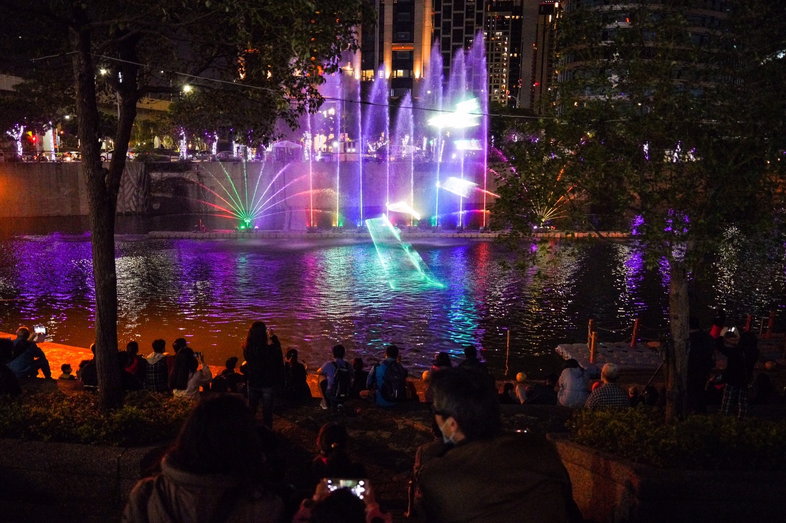 展區尾端高達7公尺巨型水幕,搭配雷射科技交織而成炫目水舞秀,投放水幕上的迷人海洋風情