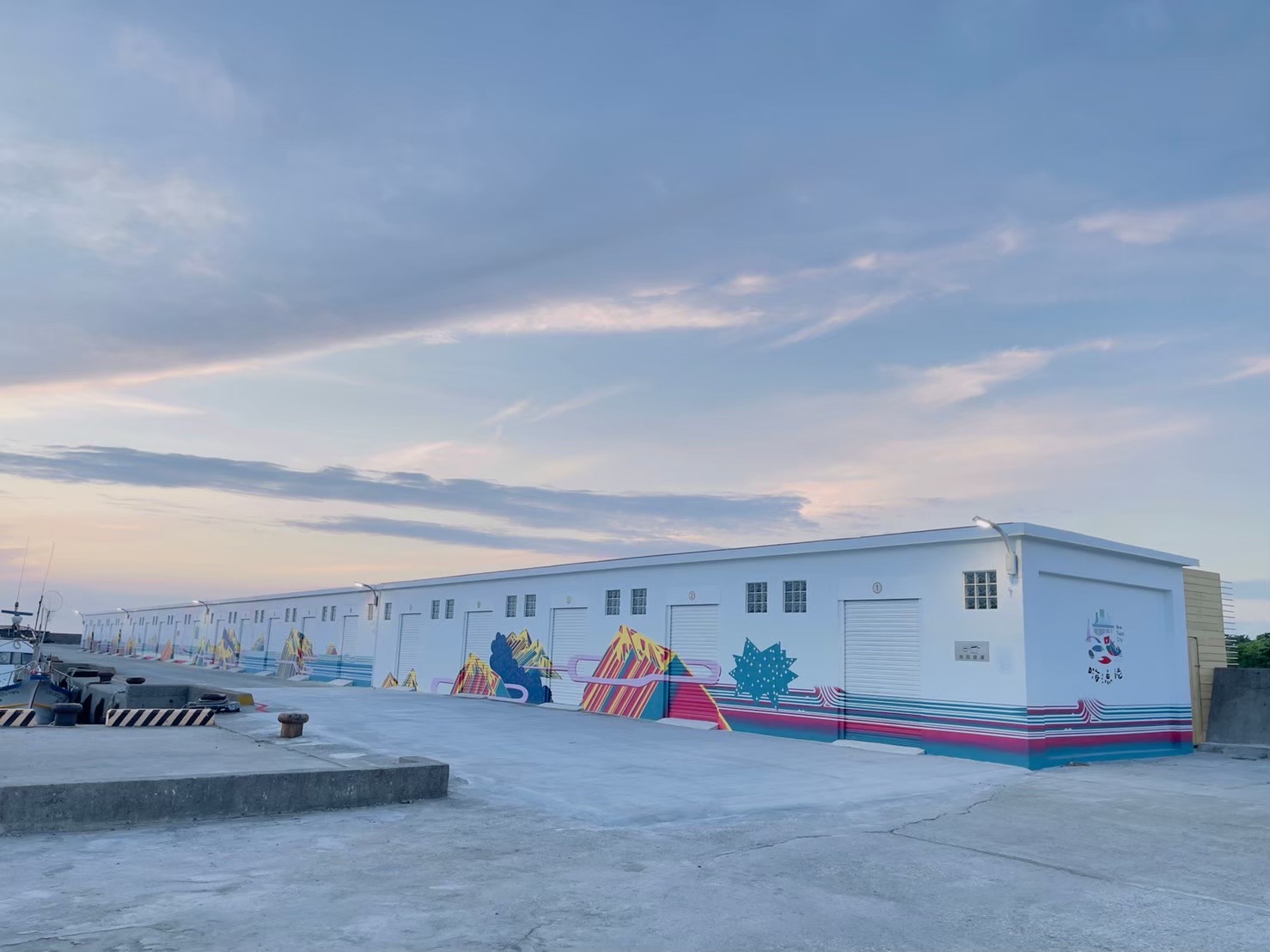 後厝漁港漁具倉庫，輕快簡約的圖案，與海天顏色相呼應
