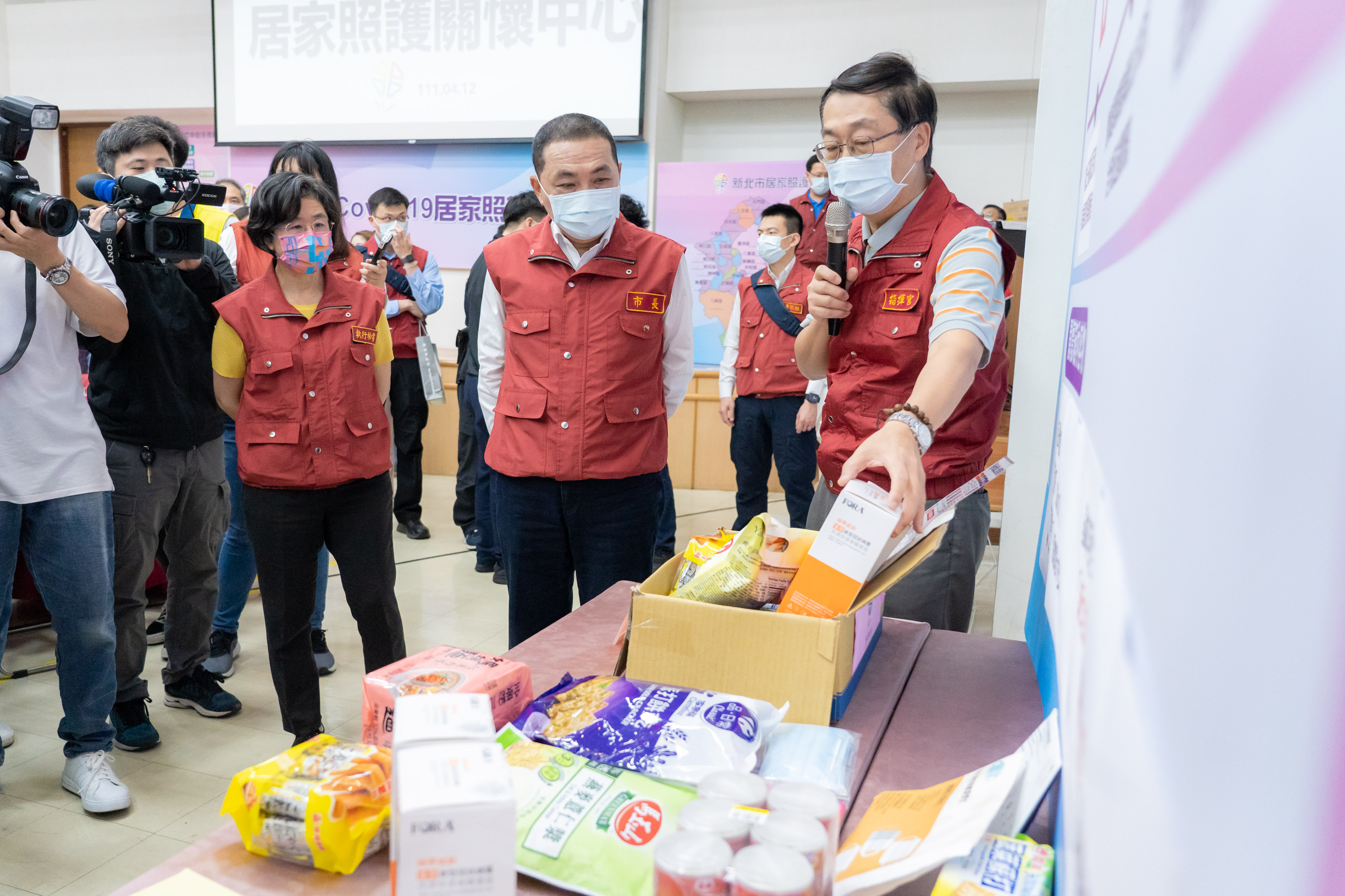 新北市29區設立關懷照護中心提供物資採買資訊、居家照護箱、居隔居檢訪查等服務