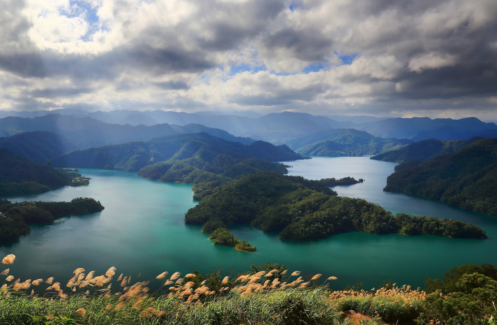 二格山登山步道登高後，可鳥瞰千島湖絕美景色