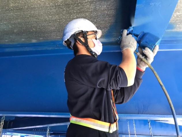 工程人員專注的進行八安大橋防鏽塗漆，再噴上深藍色的漆，保護橋梁壽命