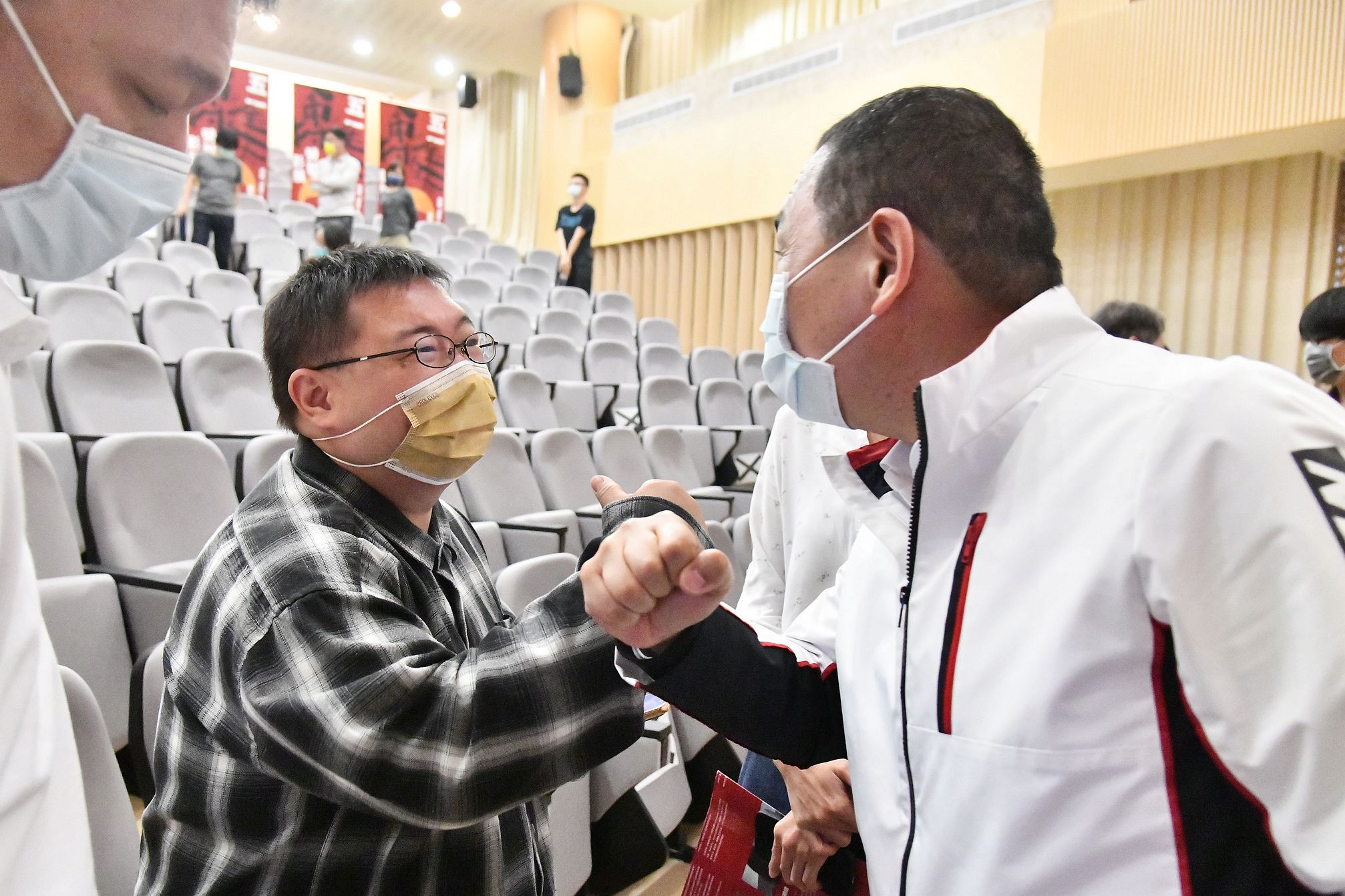 侯友宜與青年勞工交流