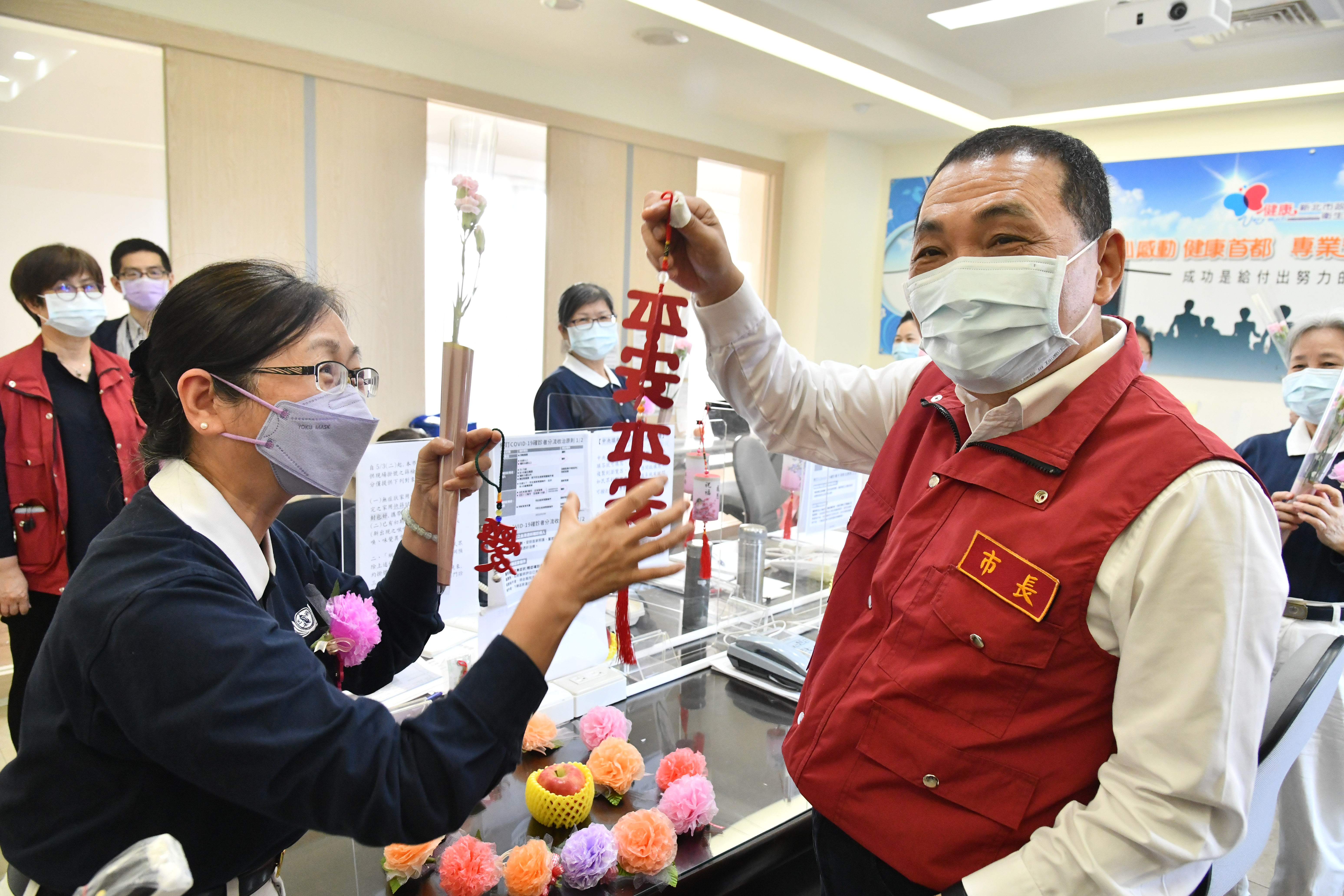 市長為假日佳節仍堅守在第一線的醫護及公衛同仁加油打氣。