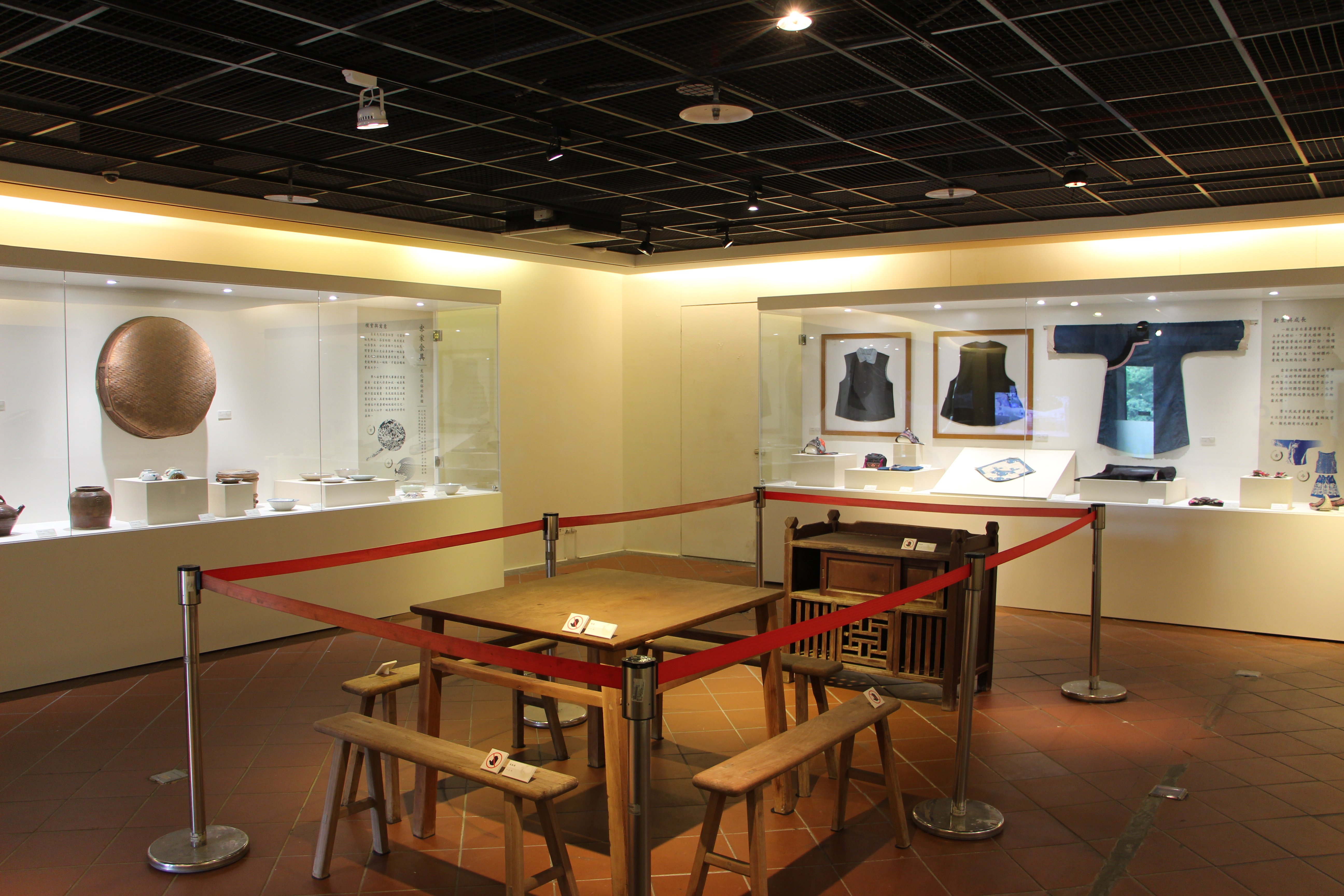 「見古說今－園區典藏文物展」展示早年生活的飯桌椅、櫥櫃等文物。