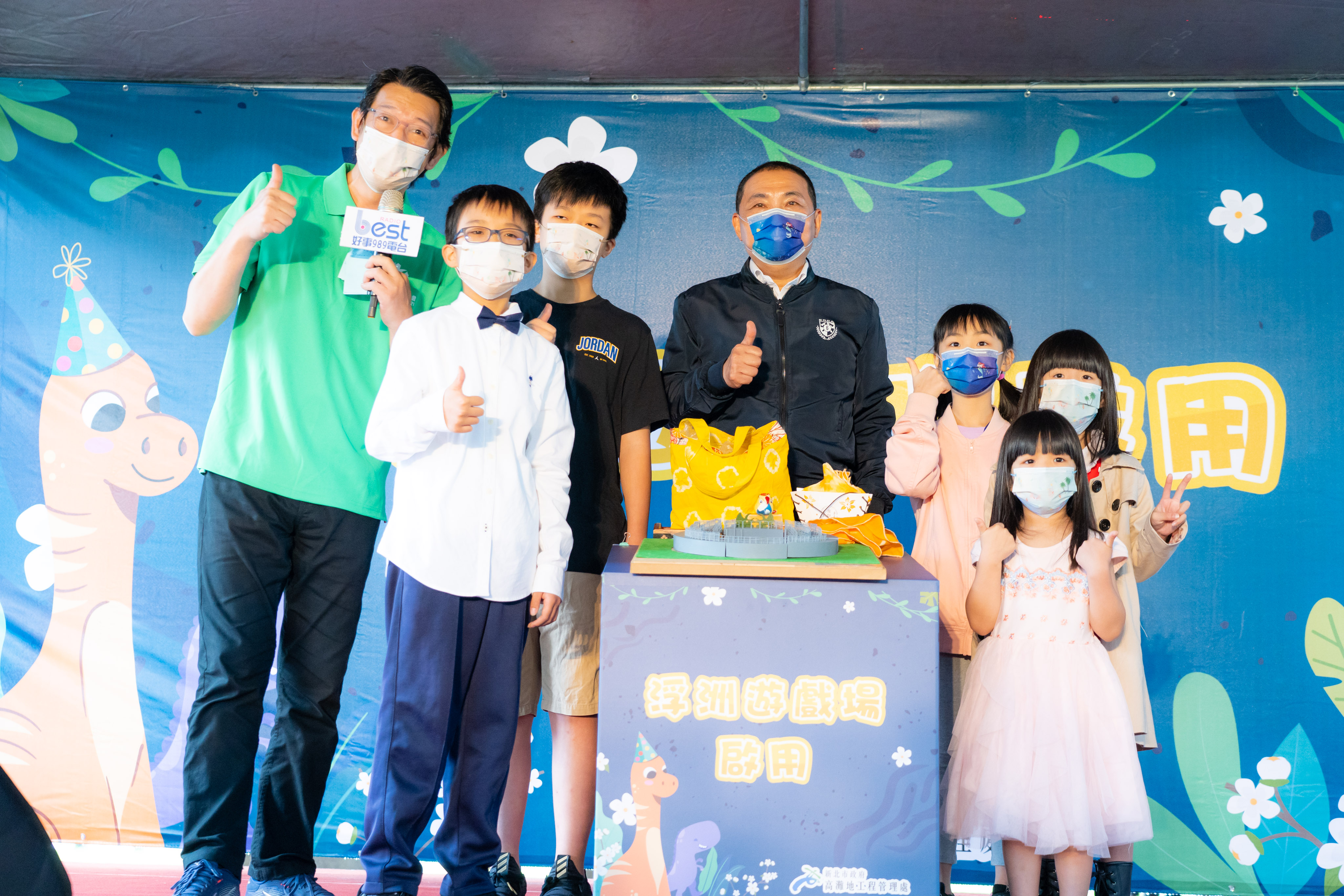 侯友宜市長與小朋友開箱浮洲遊戲場，歡迎親子共遊新樂園