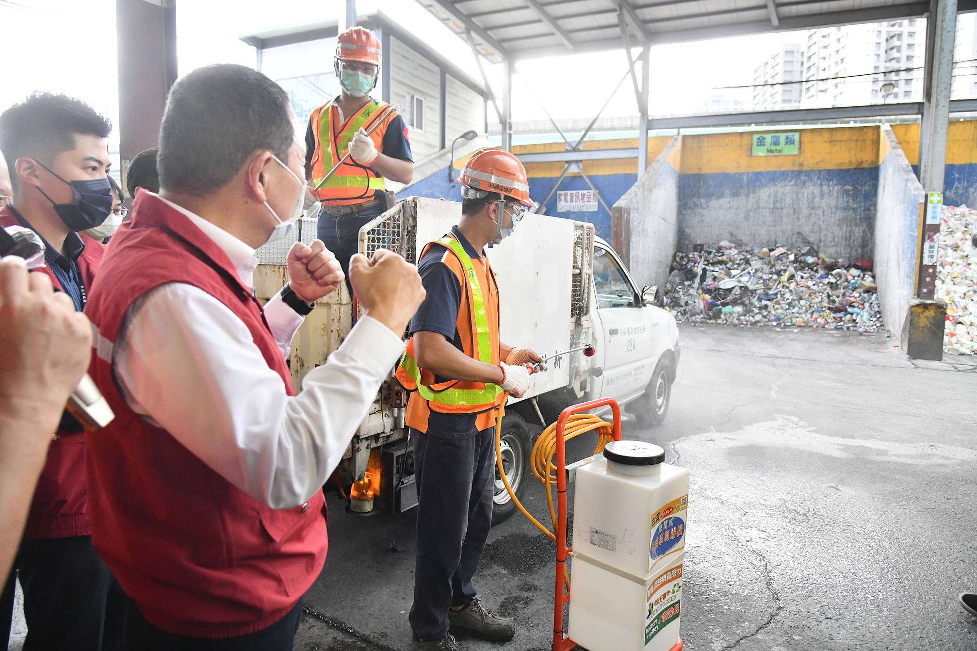 面對來勢洶洶的疫情，板橋區清潔隊也研發出改良的新型清潔器材。