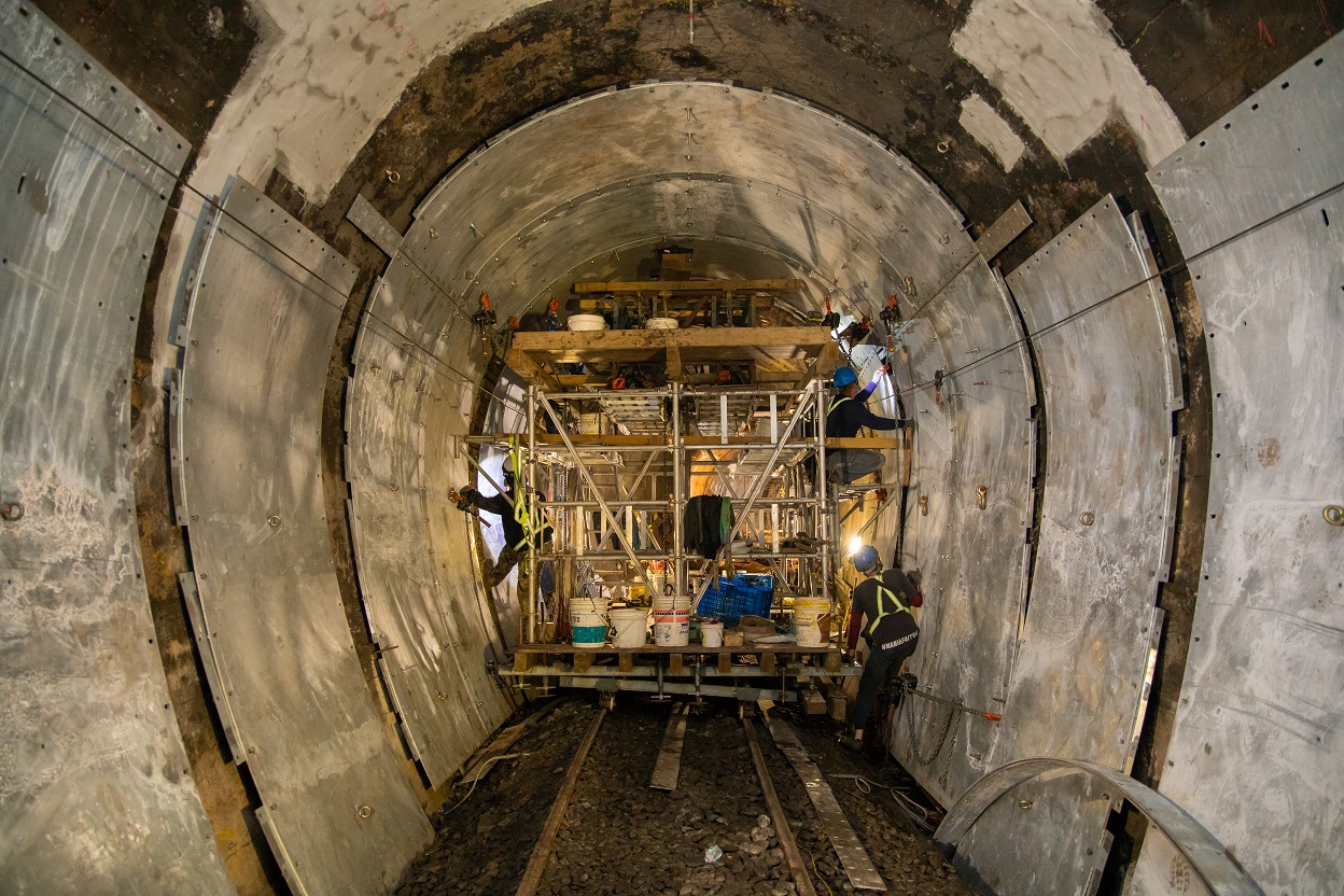 師傅們在隧道狹小的空間中辛勤作業，強化隧道內旅客安全