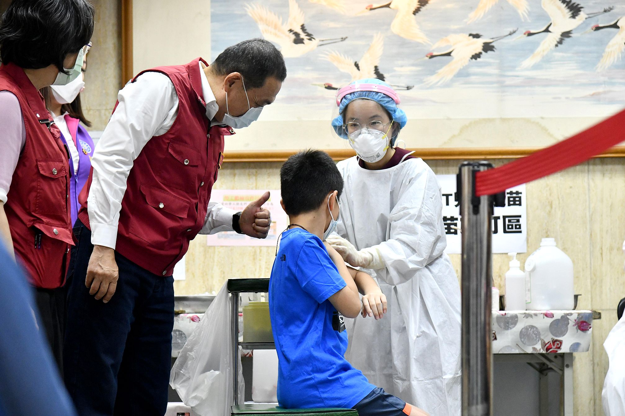 侯友宜市長今日前往板橋蕭中正醫院關心兒童疫苗接種作業。