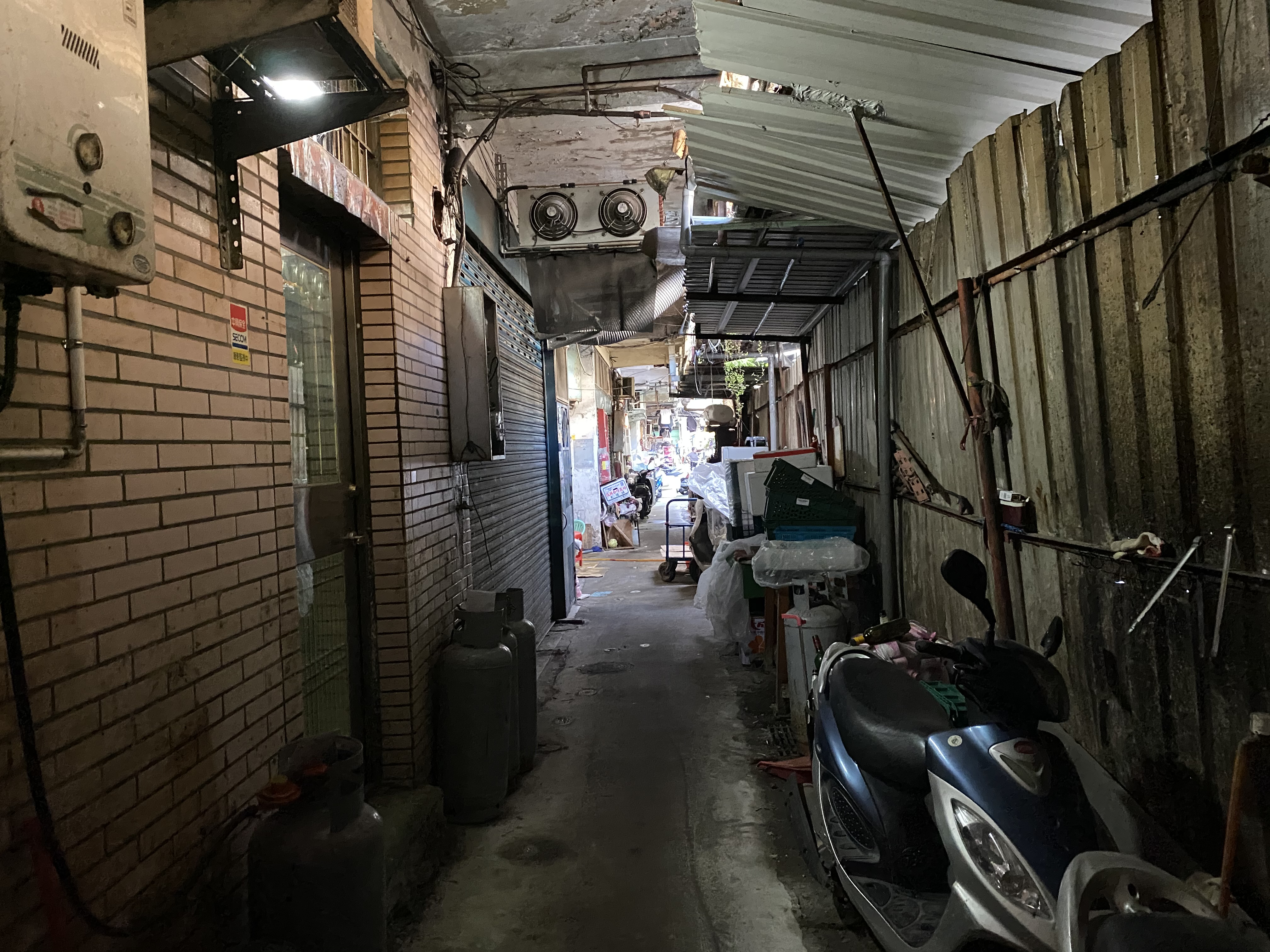 新店惠國市場走道狹窄髒亂堆滿雜物