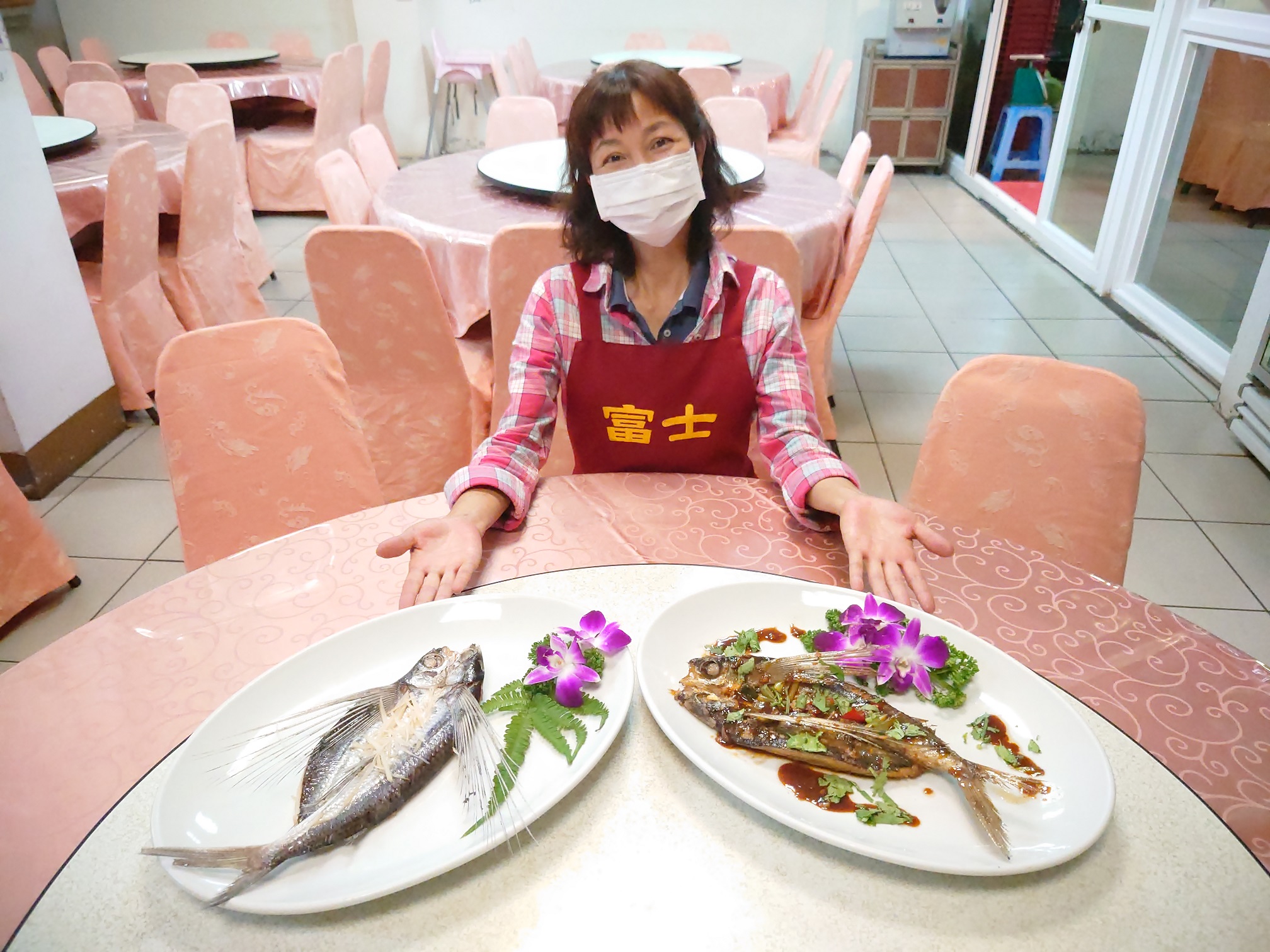 富士海鮮餐廳老闆娘示範如何簡單做飛魚料理