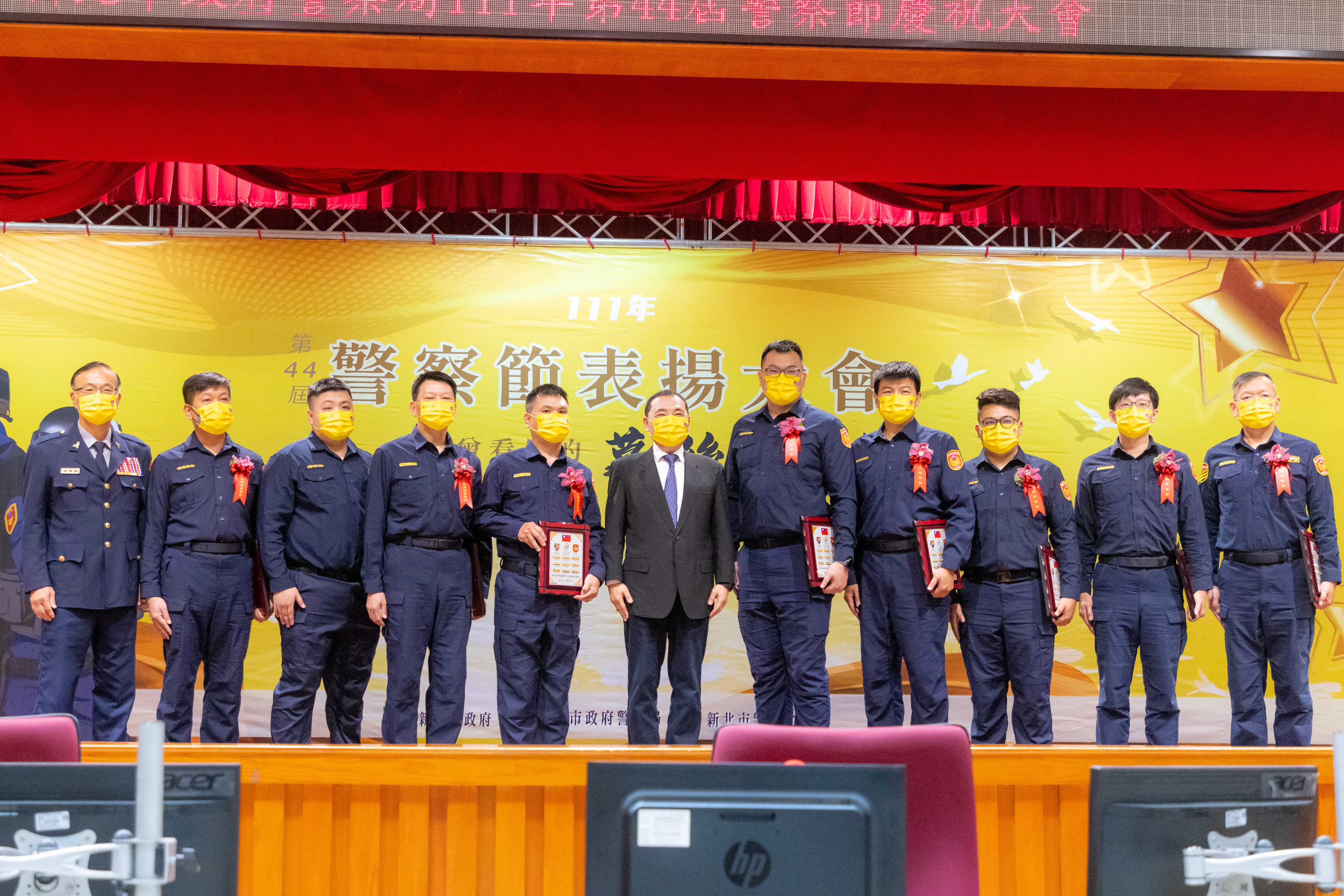 111年第44屆警察節慶祝大會，侯友宜市長頒獎表揚模範警察