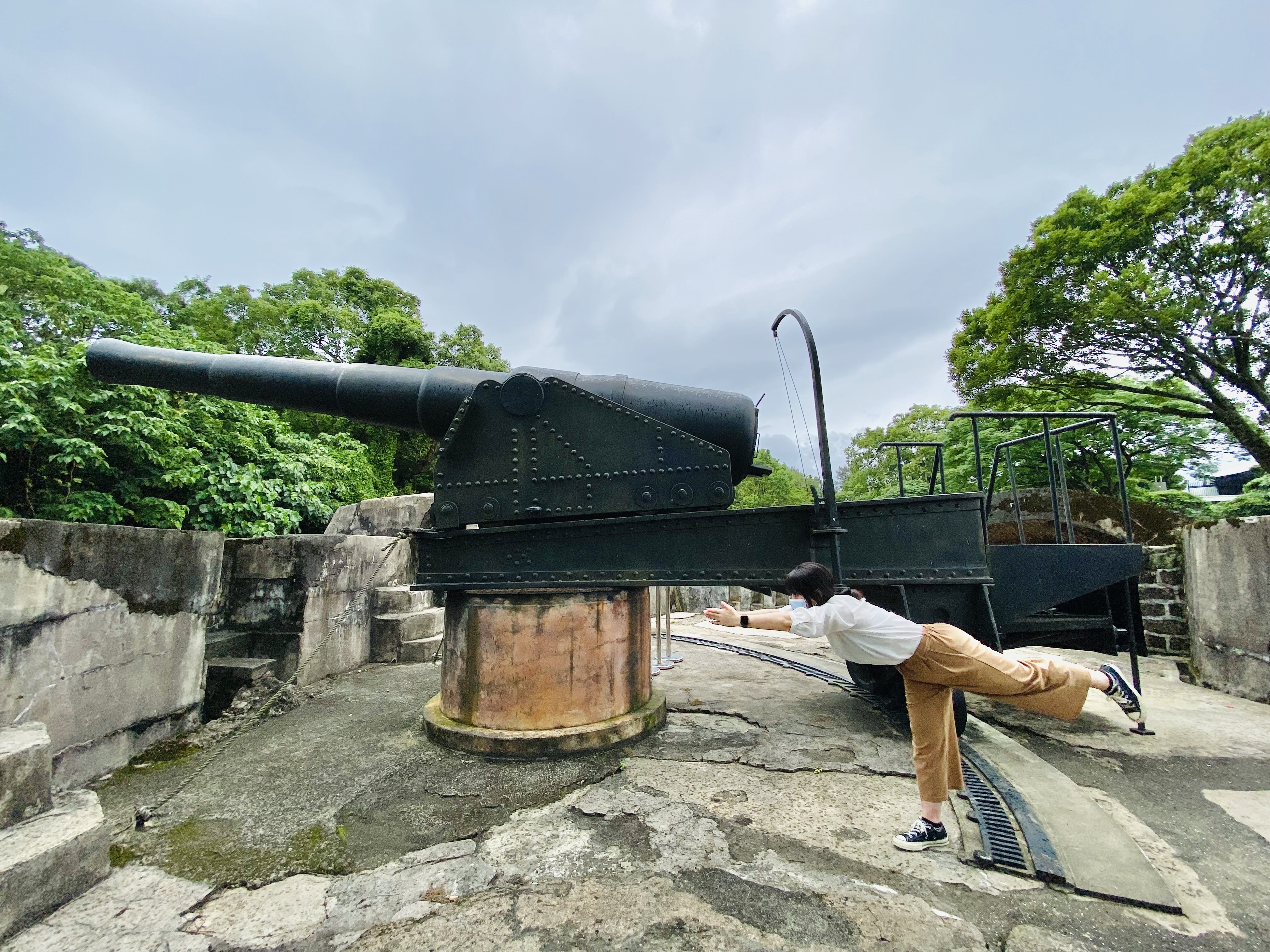 淡水古蹟博物館在國際瑜珈日推出《淡古瑜珈八式》創意影片，讓大家做瑜珈還能認識古蹟，其中，滬尾礮臺的阿姆斯托朗砲類似「平衡木式」。