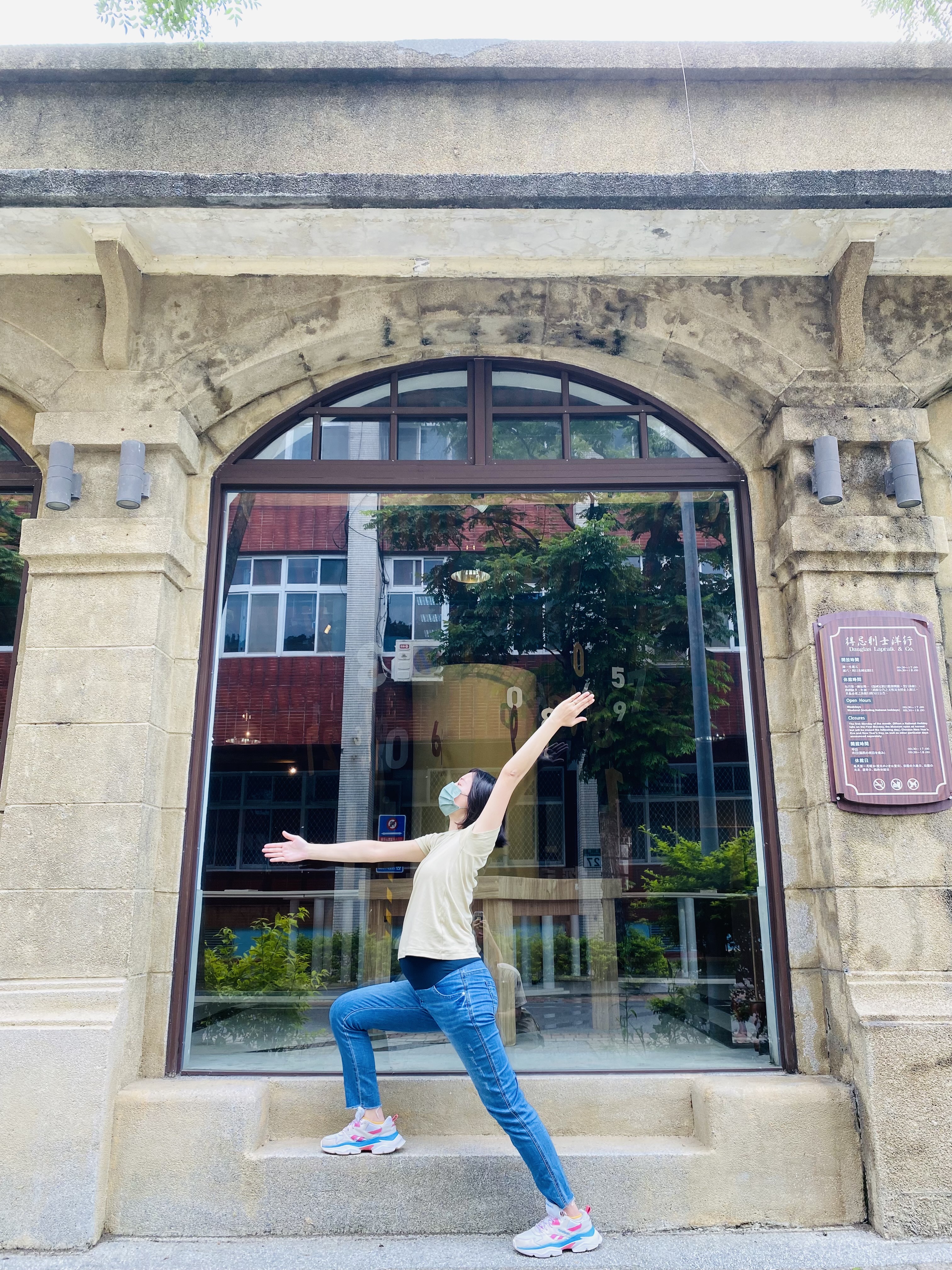 淡水古蹟博物館在國際瑜珈日推出《淡古瑜珈八式》創意影片，讓大家做瑜珈還能認識古蹟，其中，用「英雄式」展現得忌利士洋行的窗戶設計。