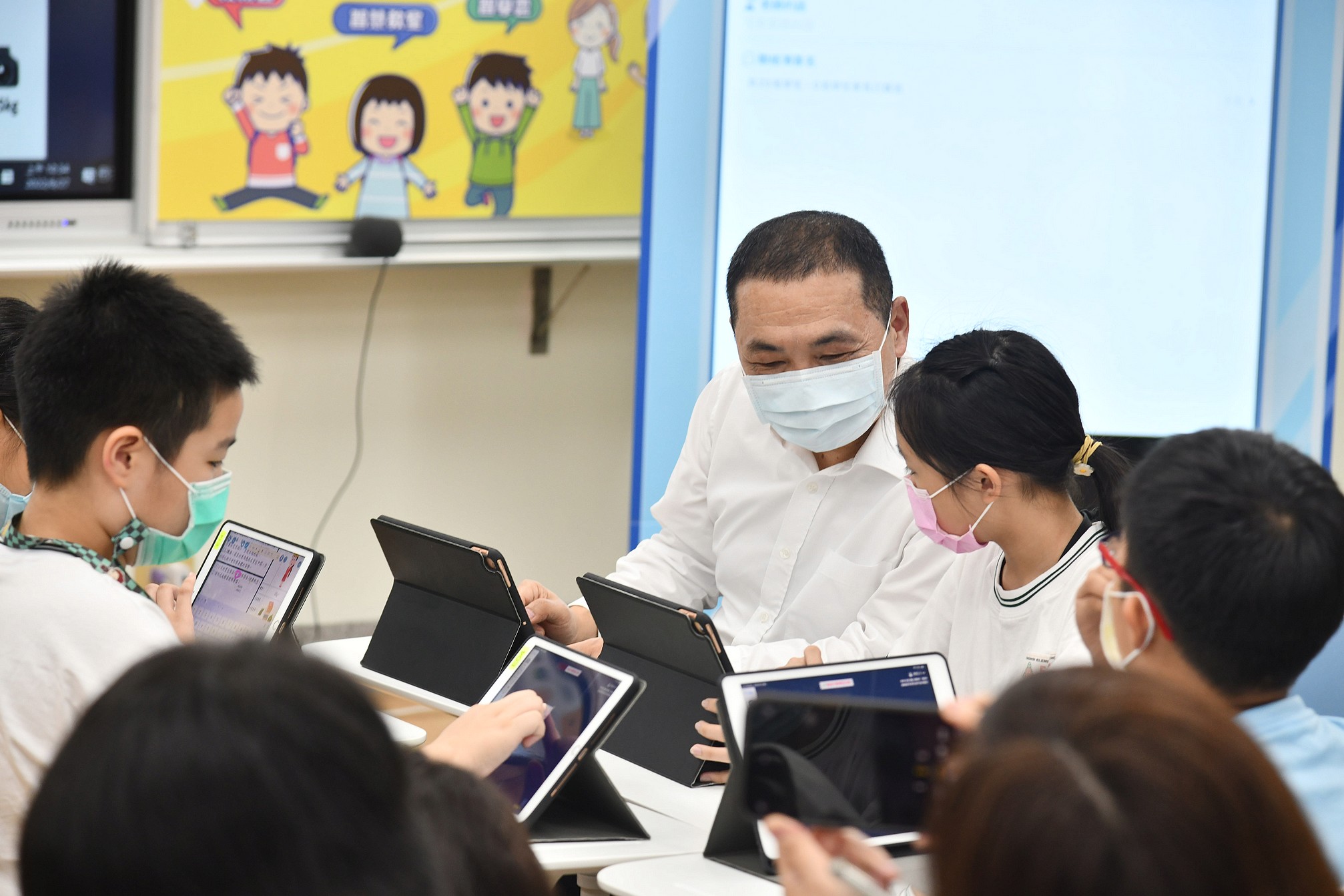 侯友宜與學生一同體驗智慧教室