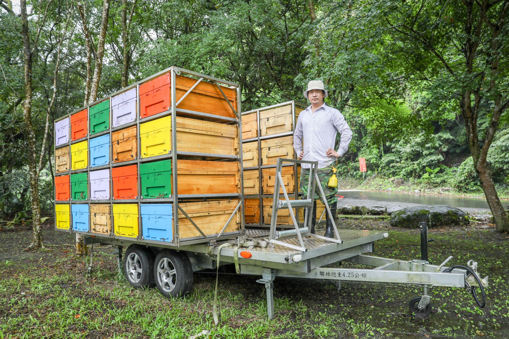 色彩鮮豔的蜂箱，讓蜜蜂快速找到自己的蜂箱